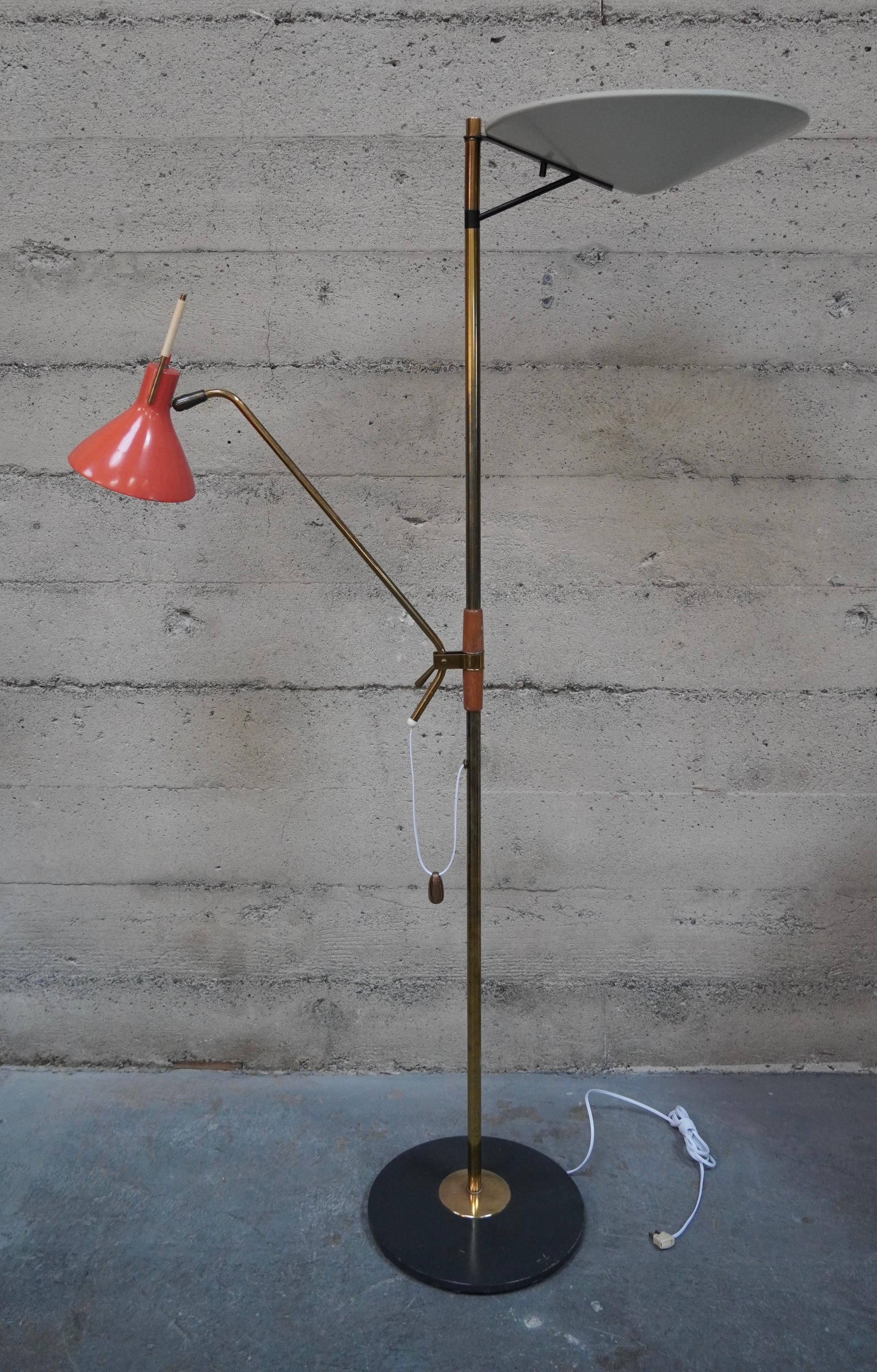 A unusual and rare design by Gerald Thurston for the Lightolier Lamp Company circa 1950s. The floor lamp has an adjustable brass arm with a solid brass weight to keep the lamp wire neat that pivots up and down via a brass lever as well as being able