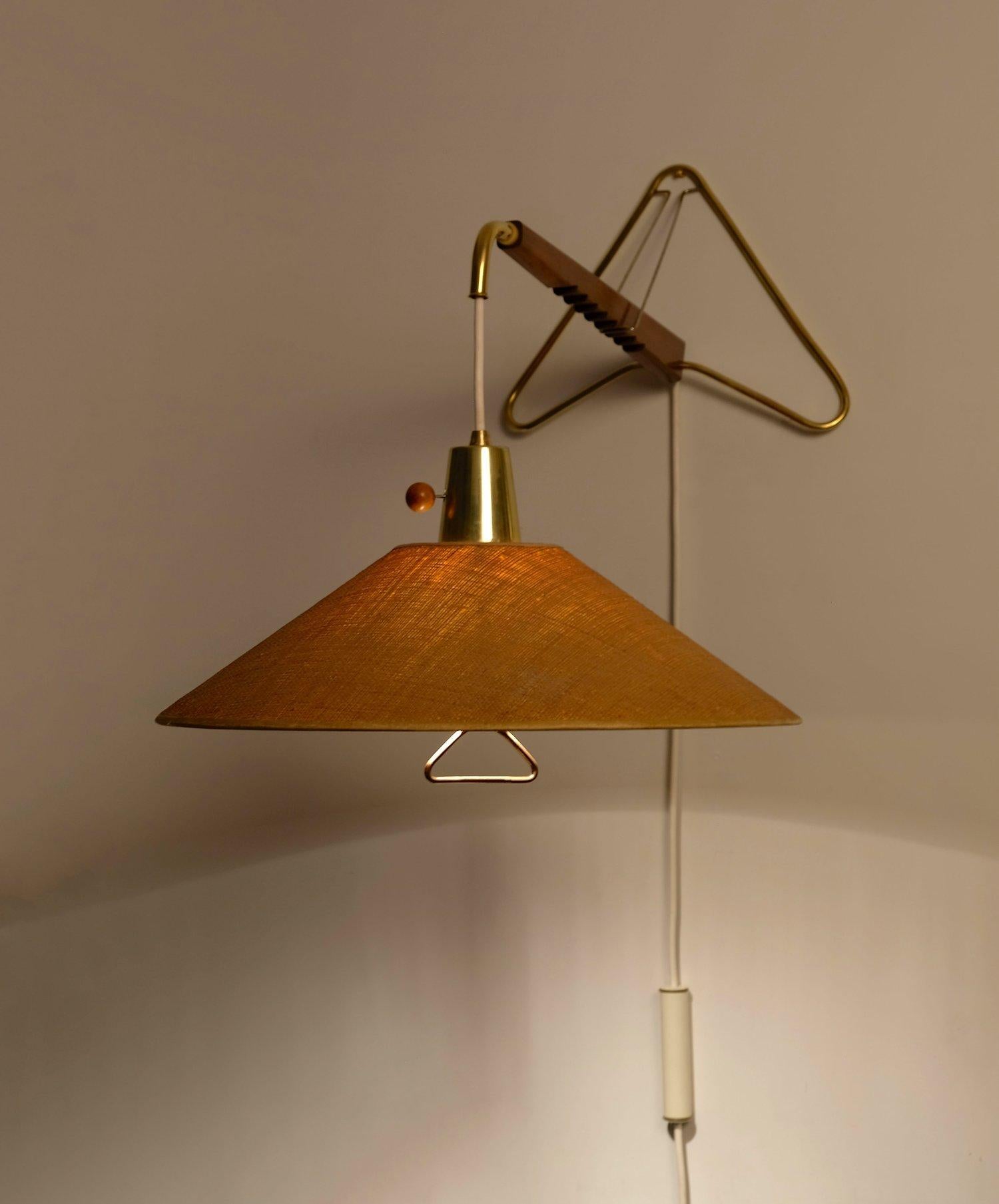 Mid-Century Modern Rare Gerald Thurston Lightolier extensible and adjustable wall lamp