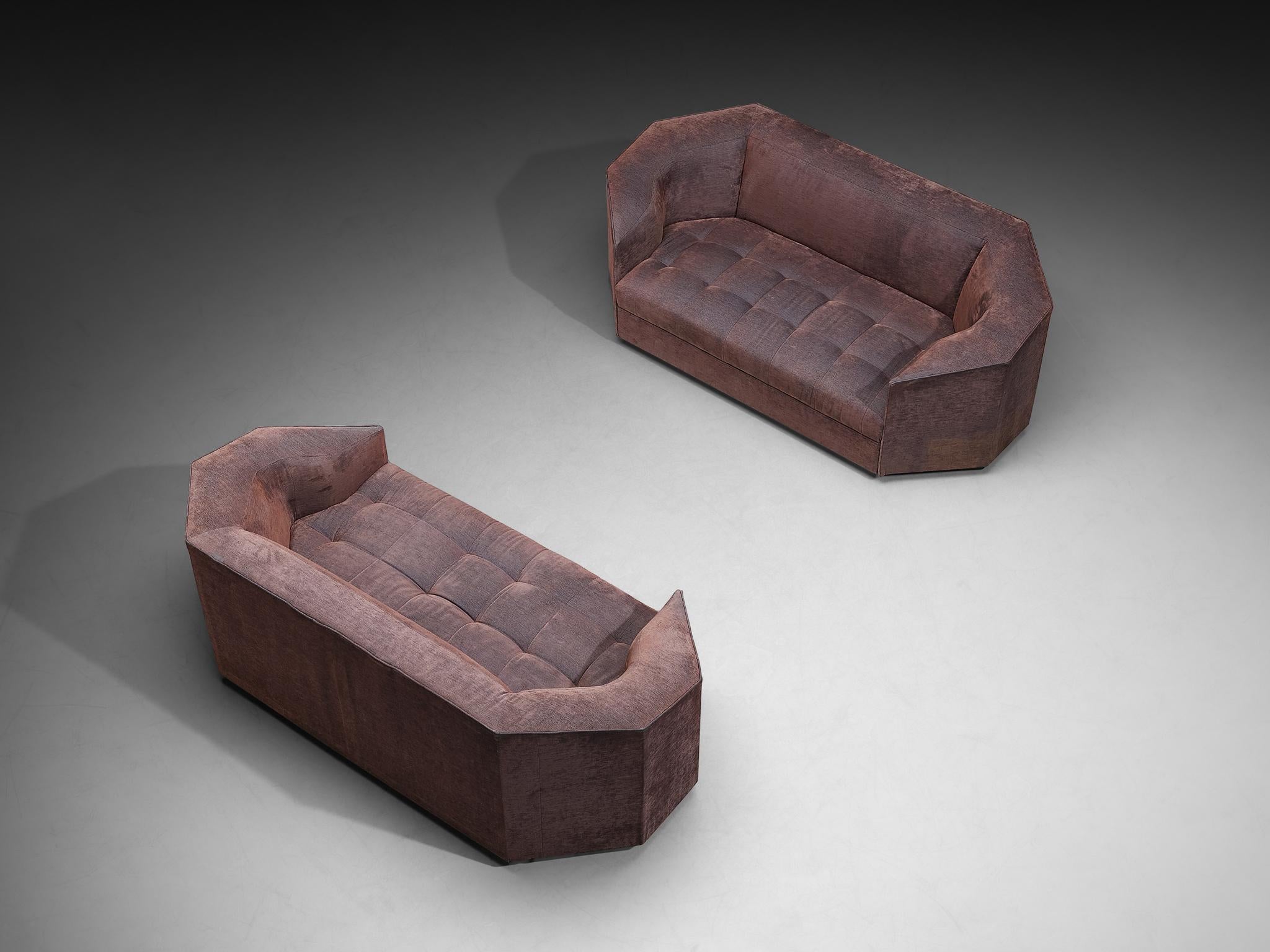 Gérard Gallet für Mobilier International, Sofas, Stoff, Holz mit Kunstleder umwickelt, Frankreich, um 1980

Dieses Stück ist ein seltenes Beispiel für das Werk von Gérard Gallet (1934-1999), einem bedeutenden französischen Designer und