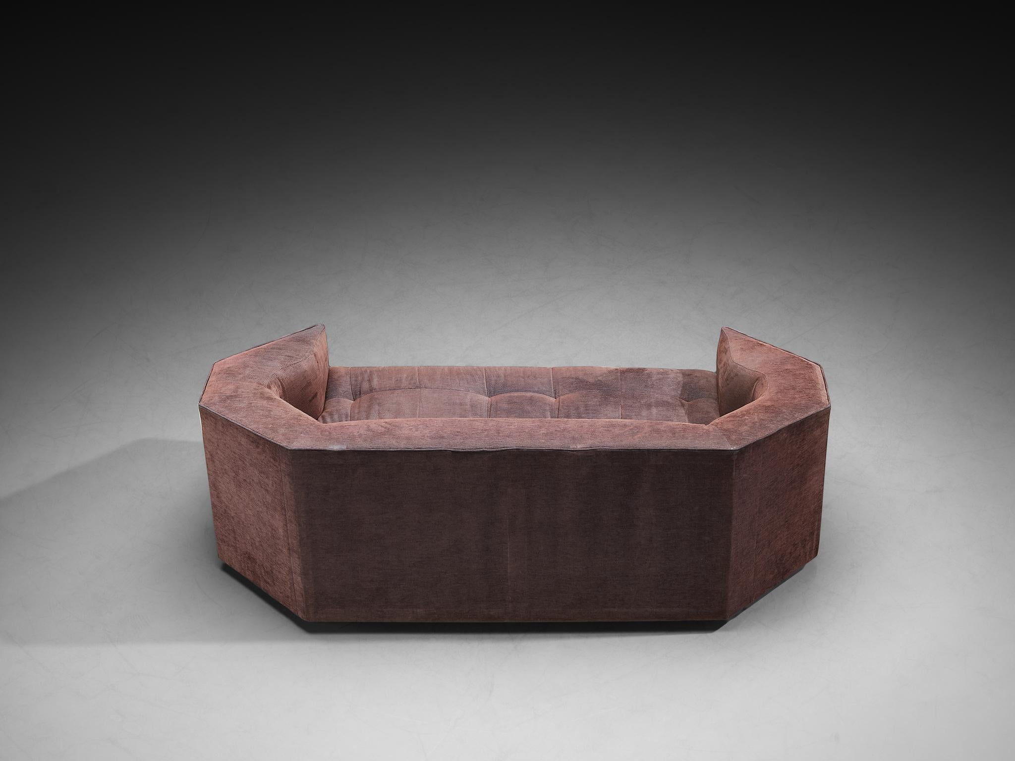 Seltene Gérard Gallet für Mobilier International Facettierte sechseckige Sofas (Stoff) im Angebot