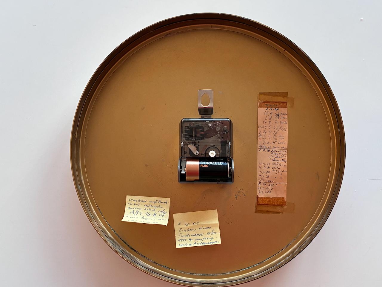 Rare horloge murale Junghans Max Bill allemande des années 1960 en laiton 322/0350 en vente 1