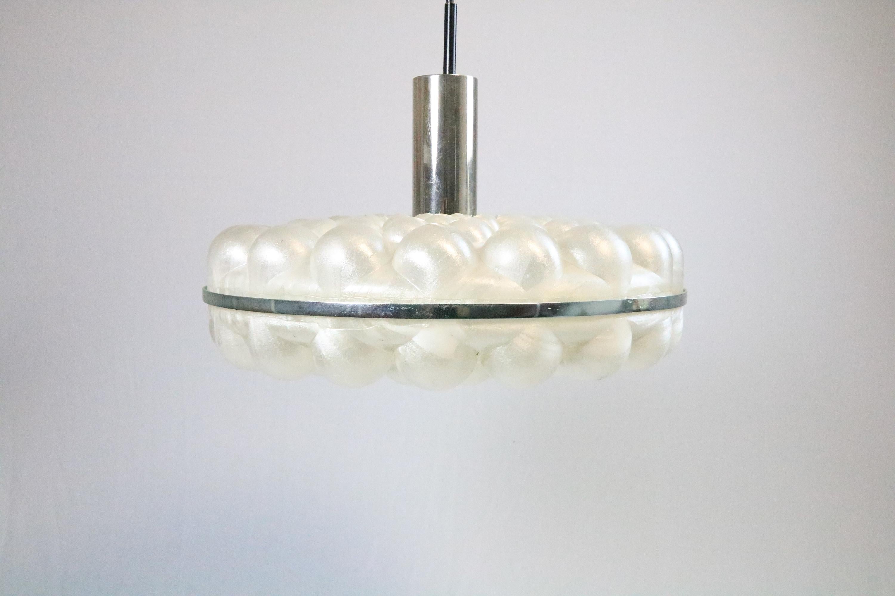 Lampada a sospensione a bolla estremamente rara e attraente.
Realizzato in plastica con una brillantezza perlescente.
 
Con bordo argentato sul lato e copertura cromata sulla presa.
Produce molta atmosfera. Ideale per migliorare l'atmosfera negli