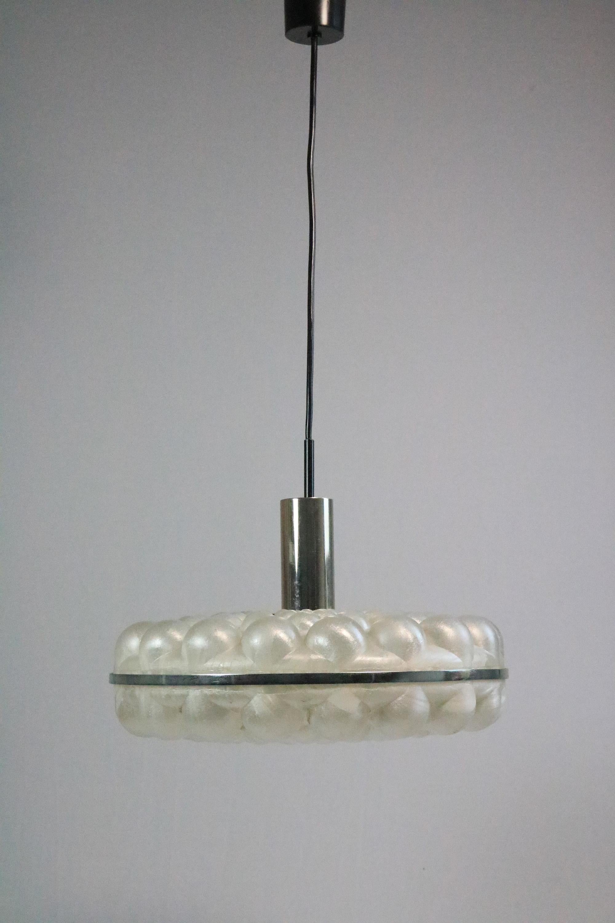 Rara lampada a sospensione tedesca, design a bolle, anni '70 In condizioni buone in vendita a Berlin, BE