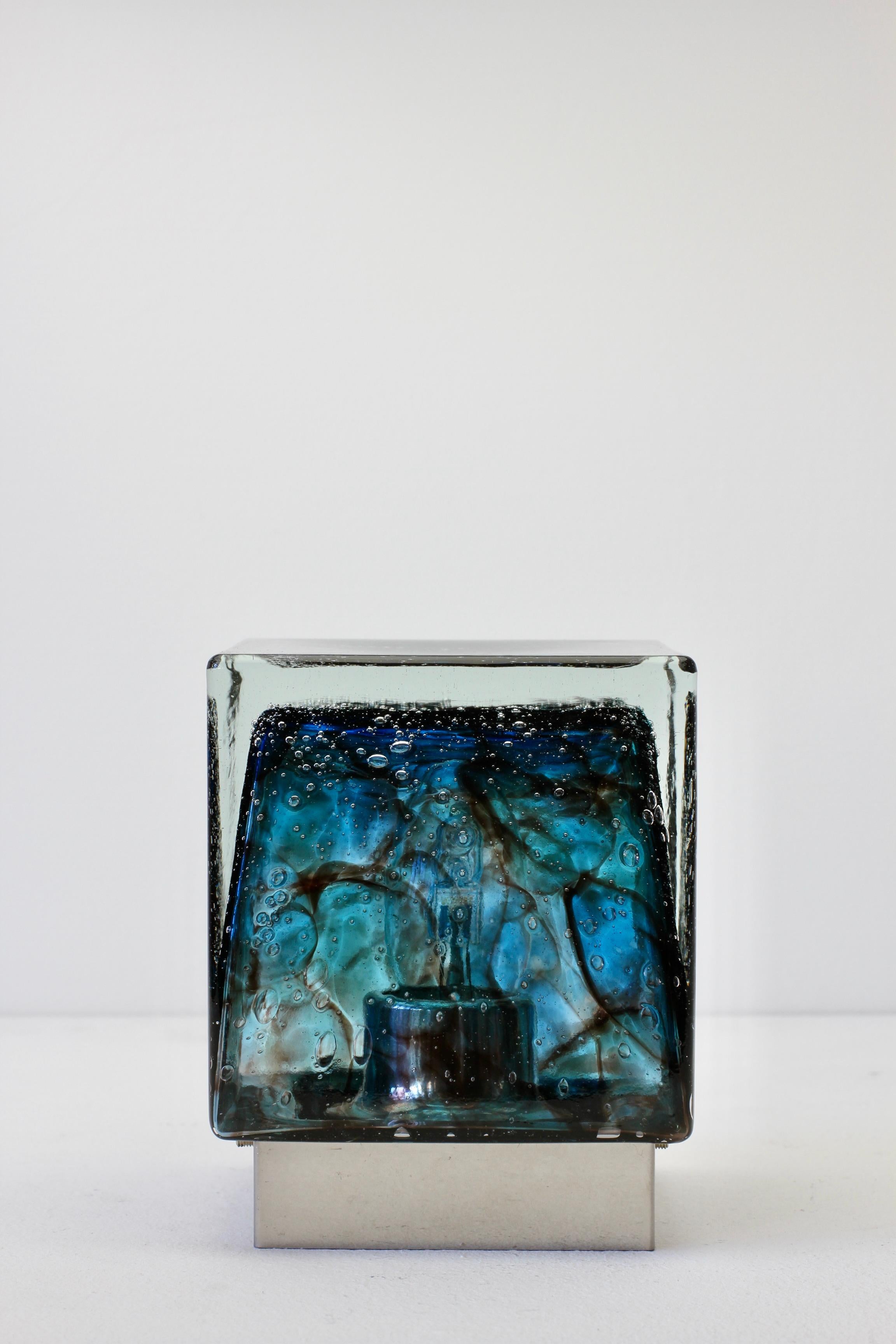 Quadratische Wandleuchte / Würfelleuchte aus blauem Bubble-Glas aus der Mitte des Jahrhunderts mit minimalistischer verchromter Metallrückwand von Glashtte Limburg, Deutschland, sehr selten. Diese wunderschöne Wandleuchte wurde in der späteren