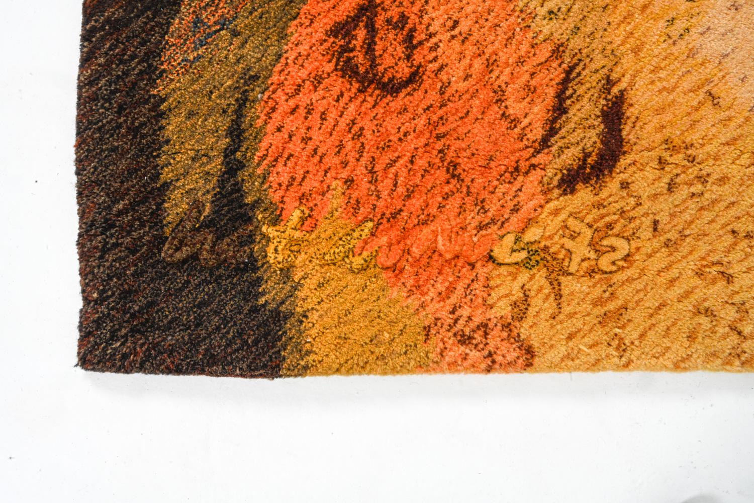 Dieses fesselnde und seltene Textilkunstwerk ist ein exemplarisches Werk von Eward Kröner aus dem Jahr 1972. Die großformatige Komposition zeichnet sich durch ein kühnes Zusammenspiel von Schwarz, Rot, Gelb und Orange aus, die in einer abstrakten