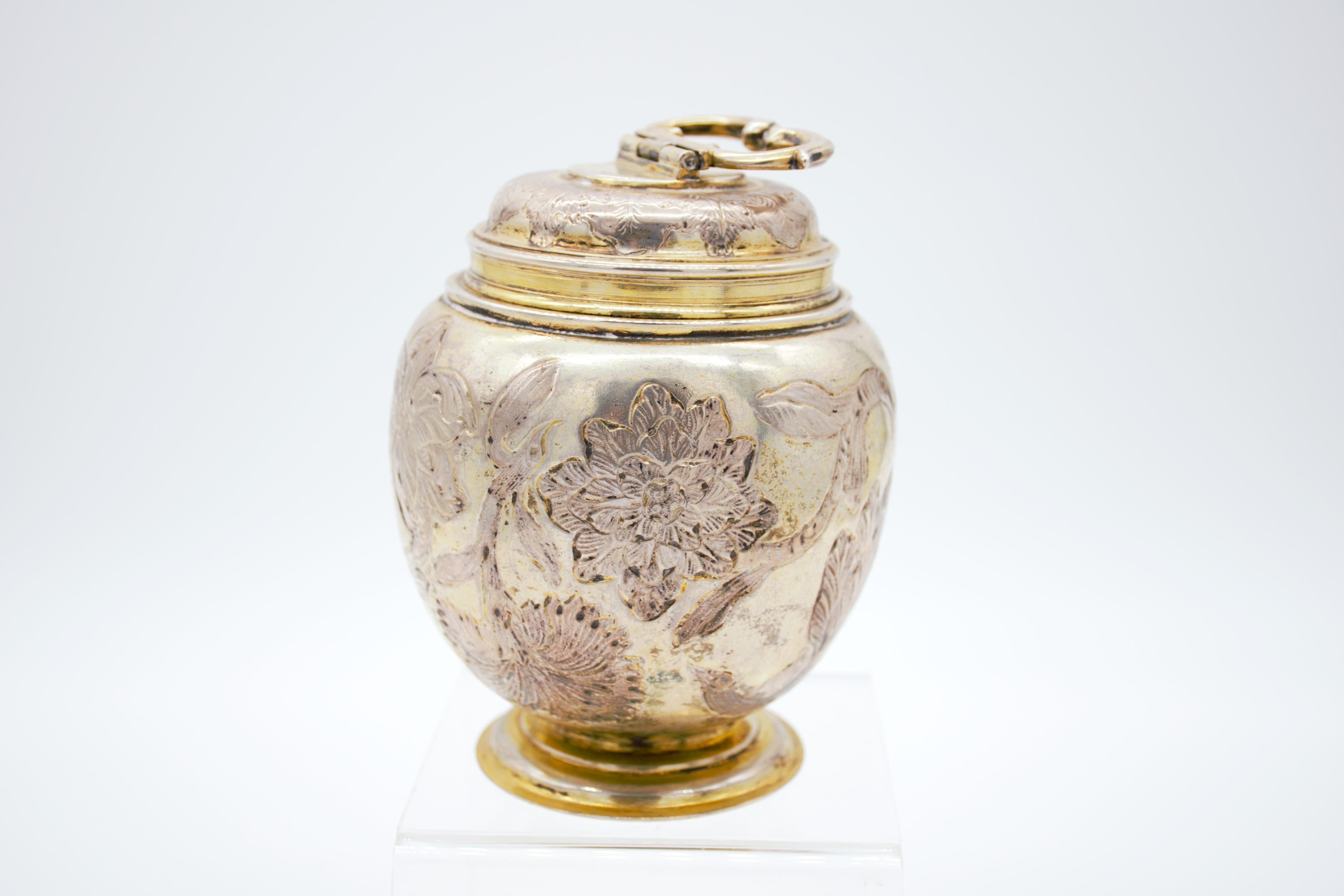 Important German parcel-gilt silver canister, Abraham Drentwett I, Augsburg, circa 1649-1666 Abraham Drentwett I is one of Augsburg's foremost silversmiths during the Baroque period. He was Active 1641-1666 , he is best known for having executed