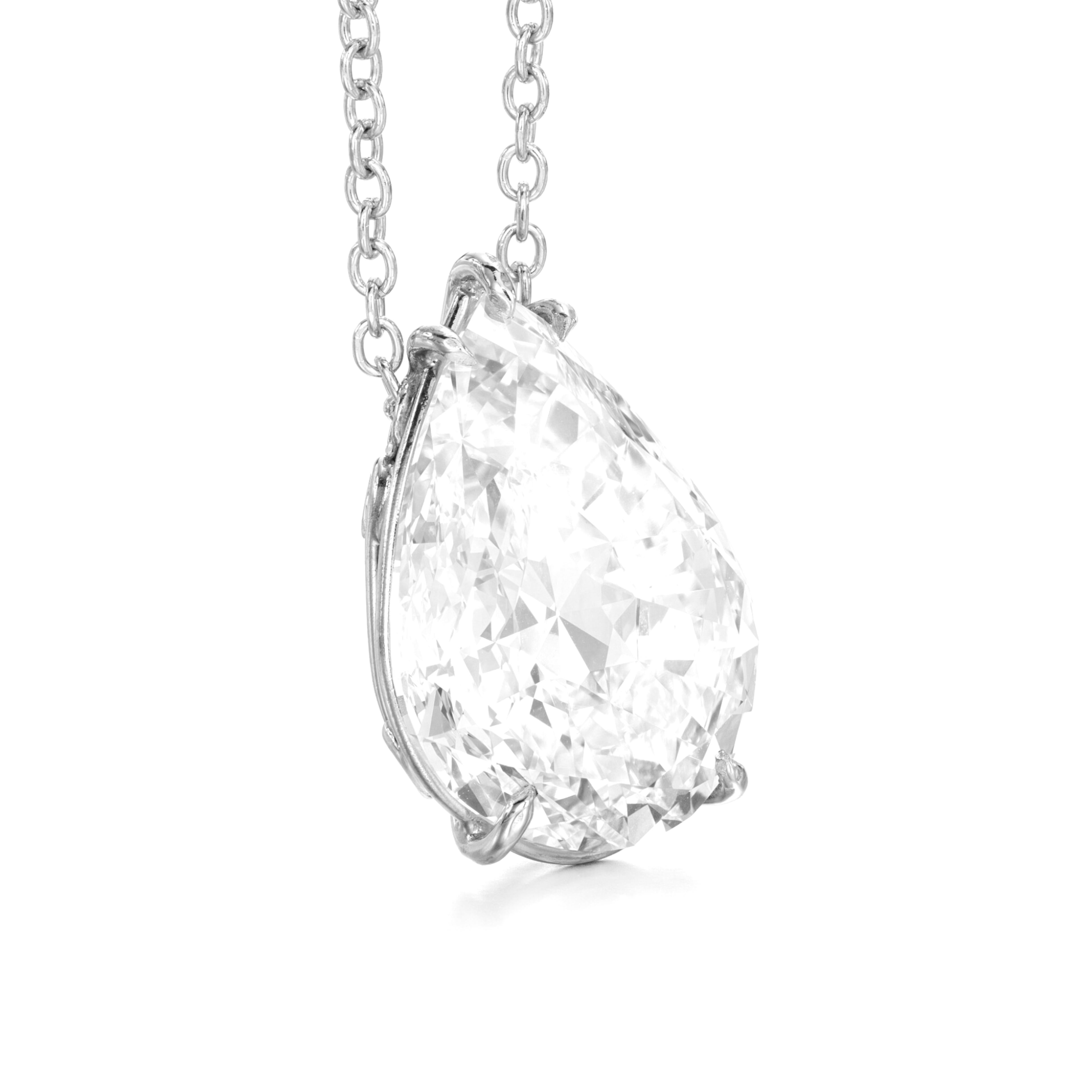 Questo splendido ciondolo presenta un diamante certificato GIA di tipo IIa, una delle classificazioni più rare e ricercate nel mondo delle pietre preziose. I diamanti di tipo IIa sono famosi per la loro straordinaria purezza chimica e l'eccezionale