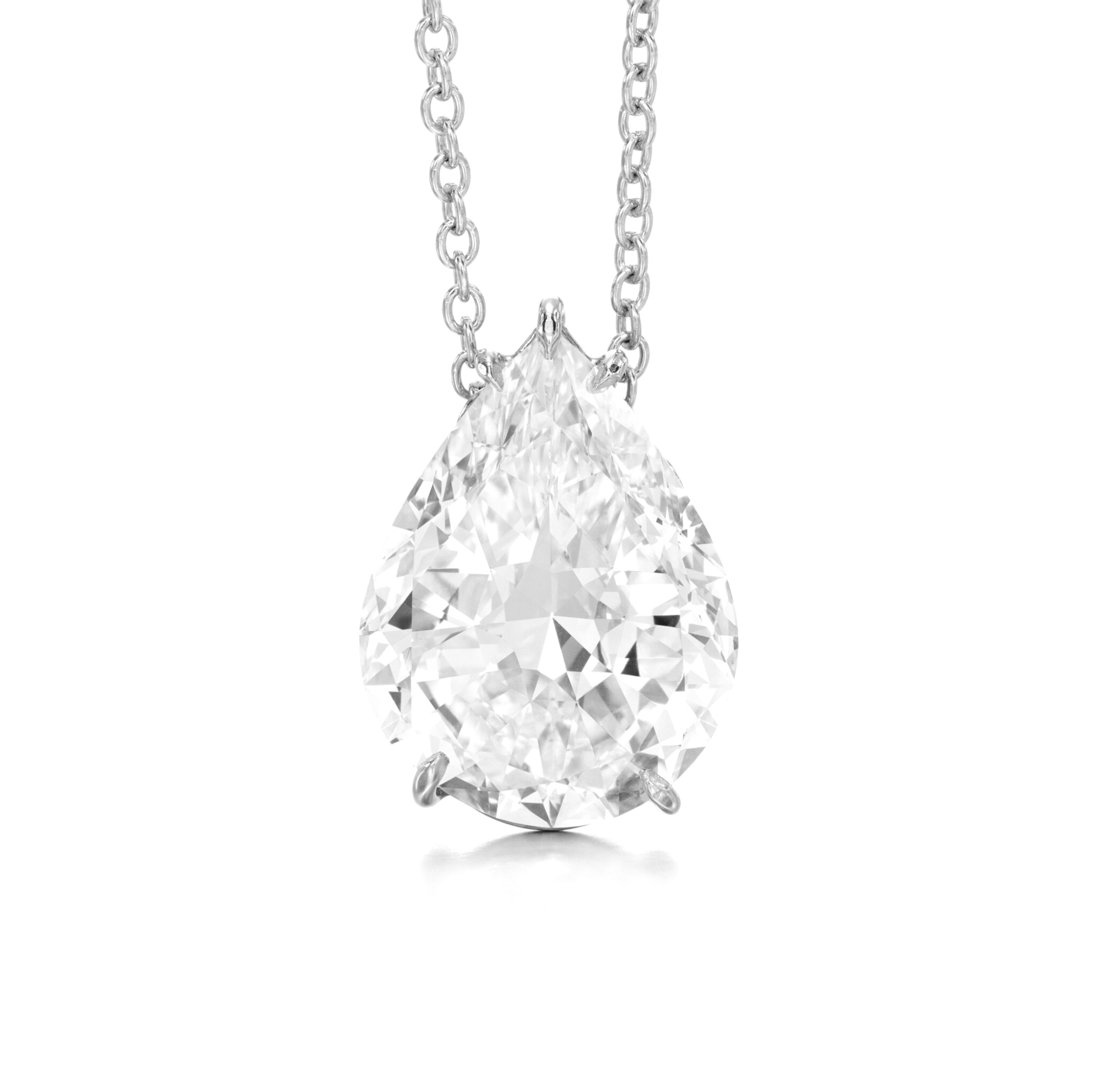 Contemporaneo Raro diamante certificato GIA di tipo IIa incastonato in un ciondolo di platino in vendita