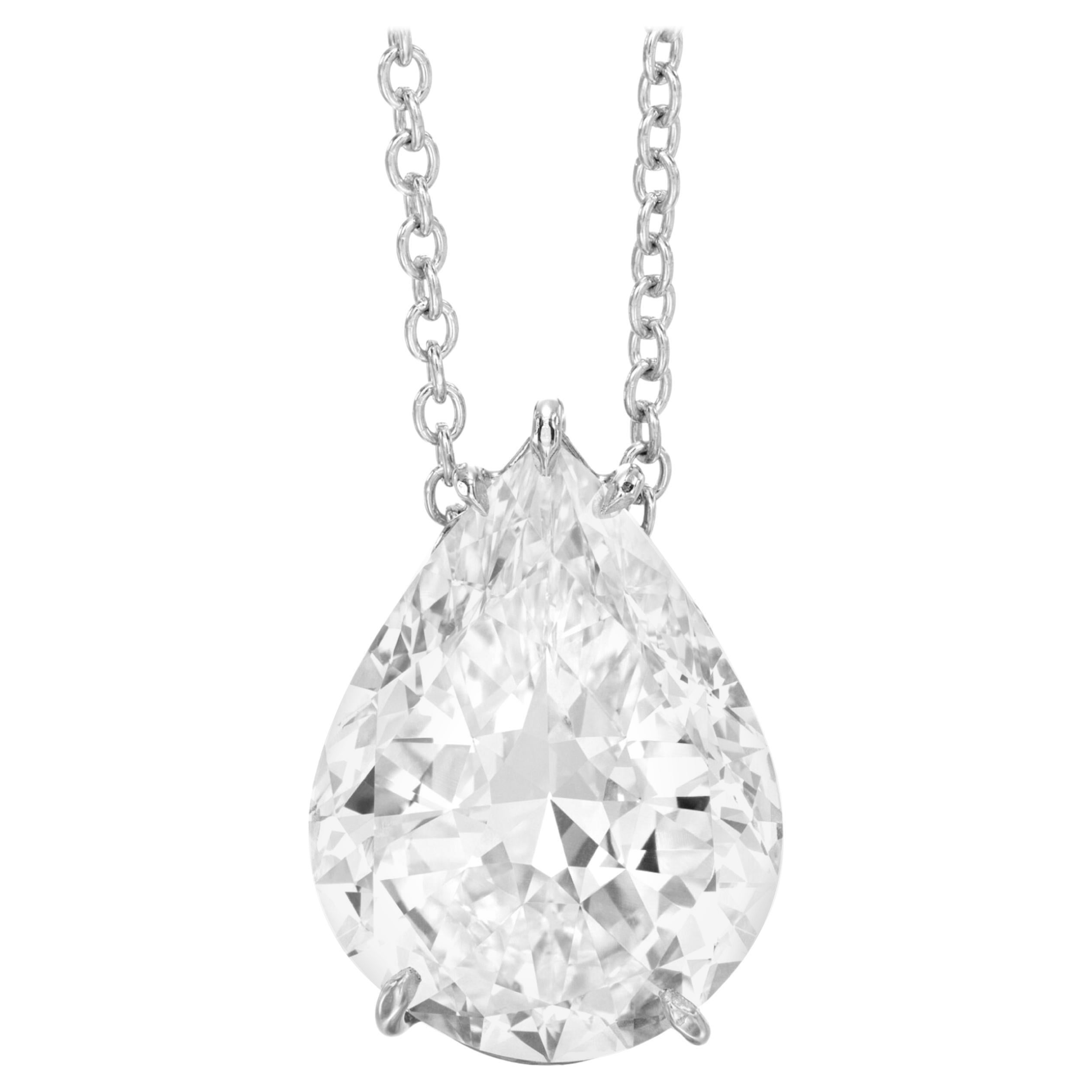 Raro diamante certificato GIA di tipo IIa incastonato in un ciondolo di platino in vendita