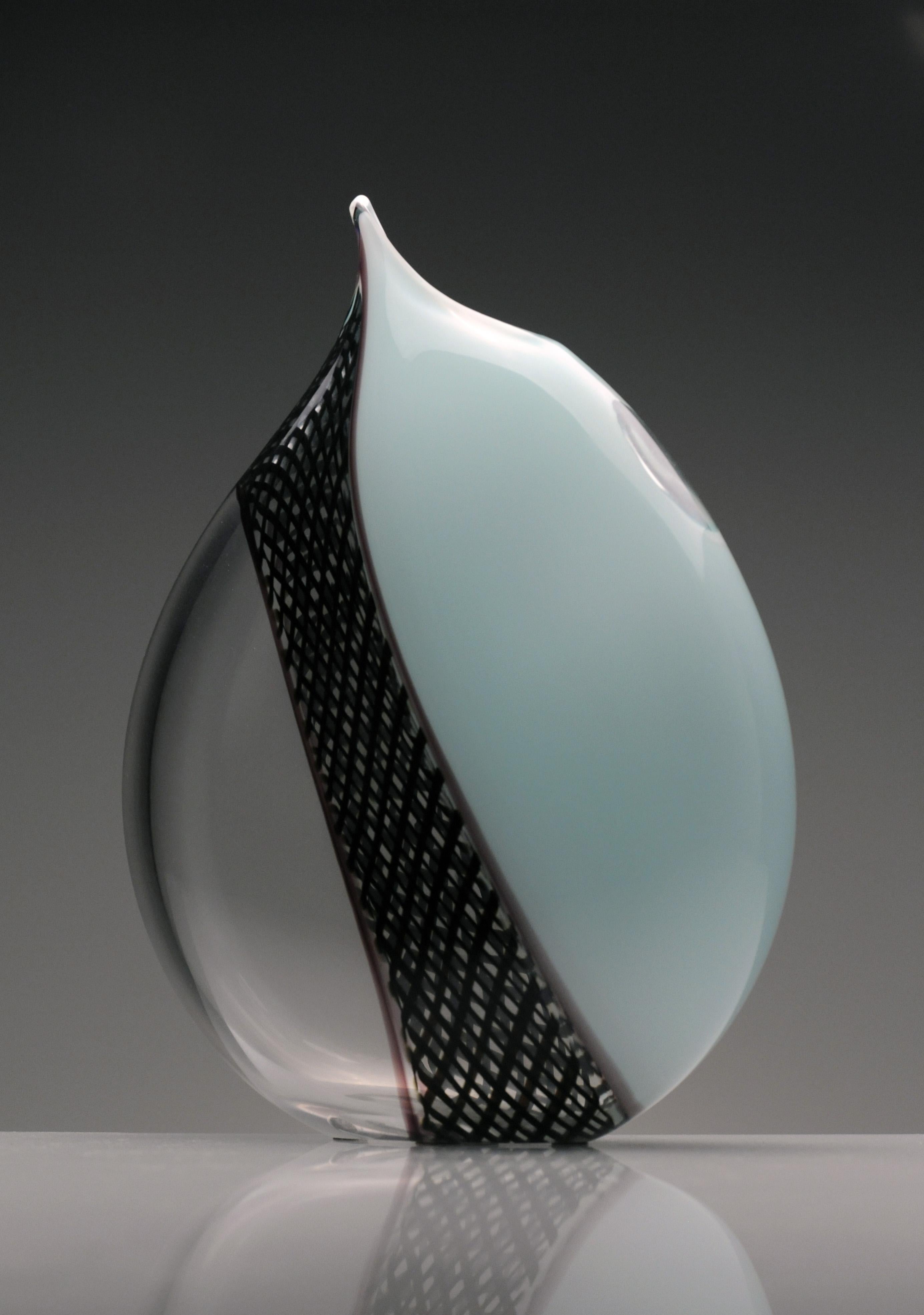 A superb execution of the limited edition Vaso Perla designed by Giampaolo Seguso, 2nd son of Archimede Seguso and founder of Seguso Viro.

In 1993 Giampaolo Seguso created his L’Incalmo series. 33 designs executed in the difficult Incalmo