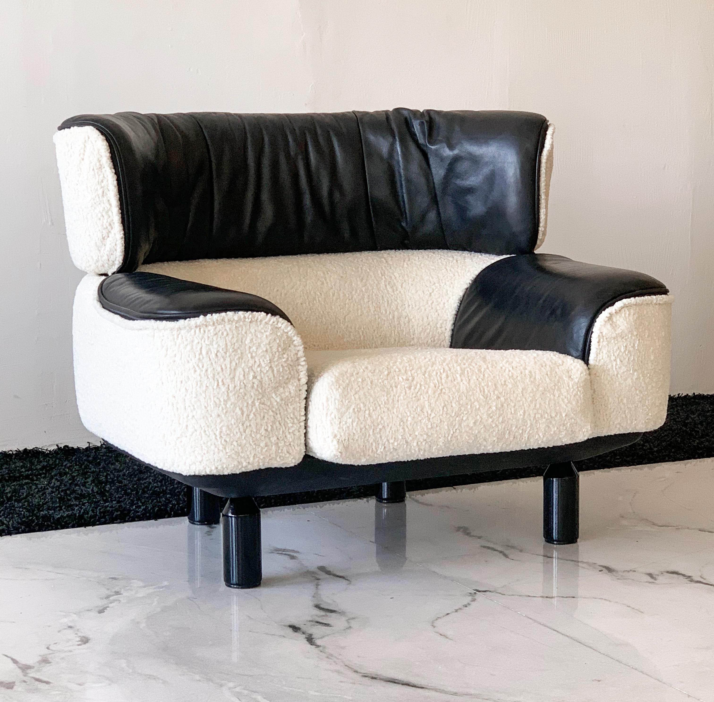 Italian Rare Gianfranco Frattini Cassina Bull Chair in Black Leather and White Boucle