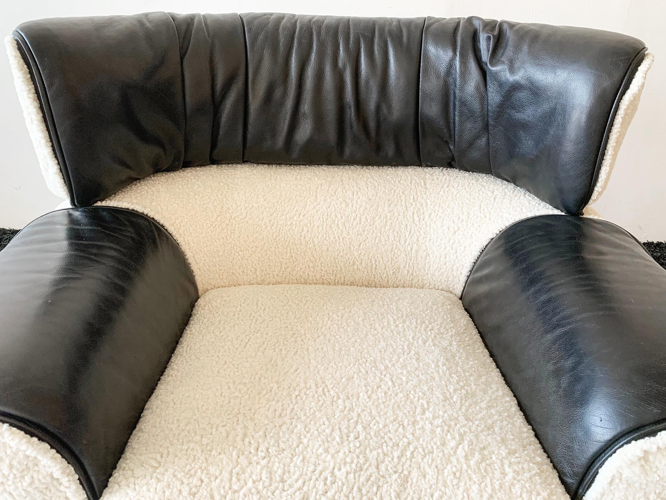 Lacquered Rare Gianfranco Frattini Cassina Bull Chair in Black Leather and White Boucle