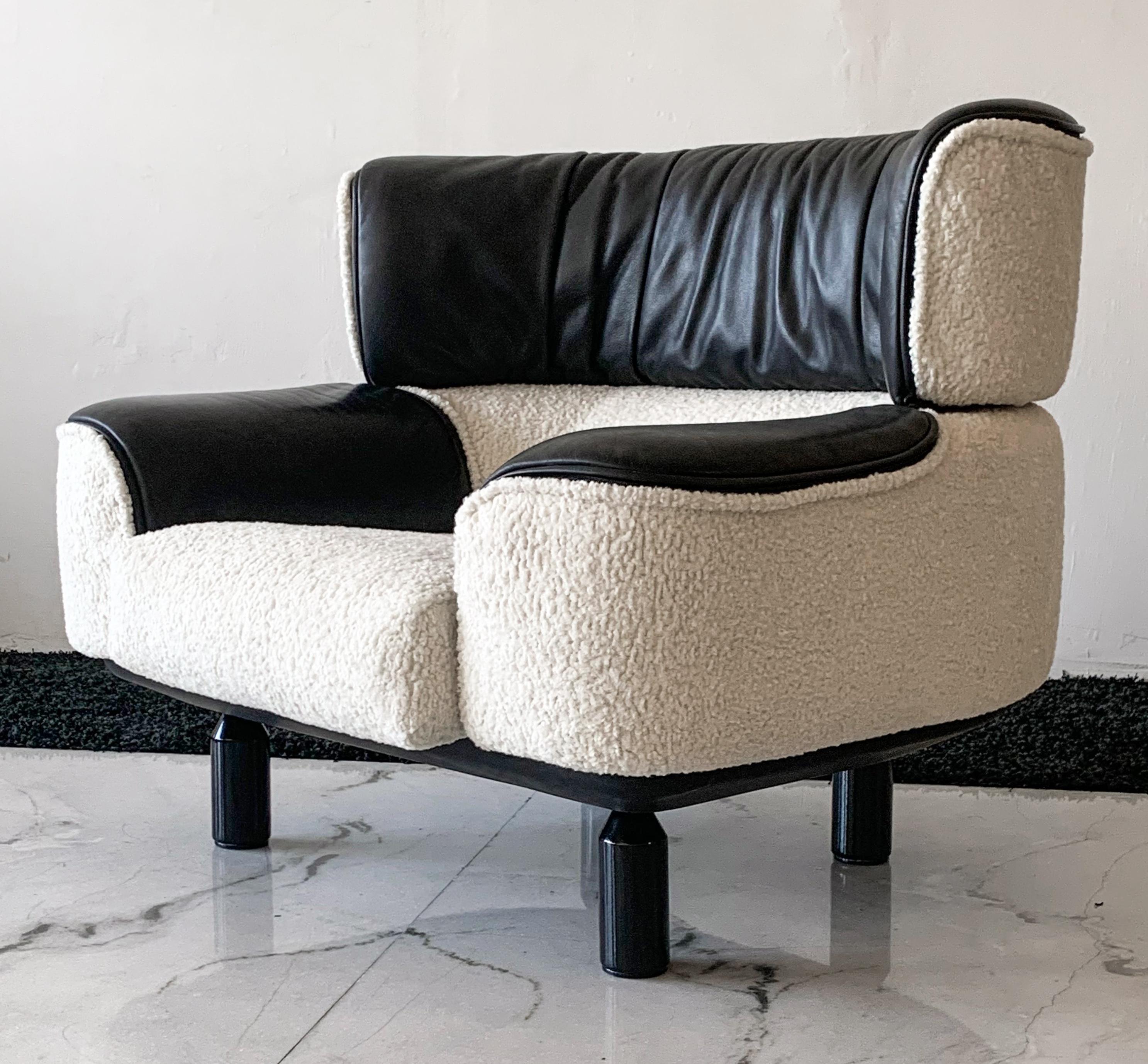 Rare Gianfranco Frattini Cassina Bull Chair in Black Leather and White Boucle In Good Condition In Culver City, CA