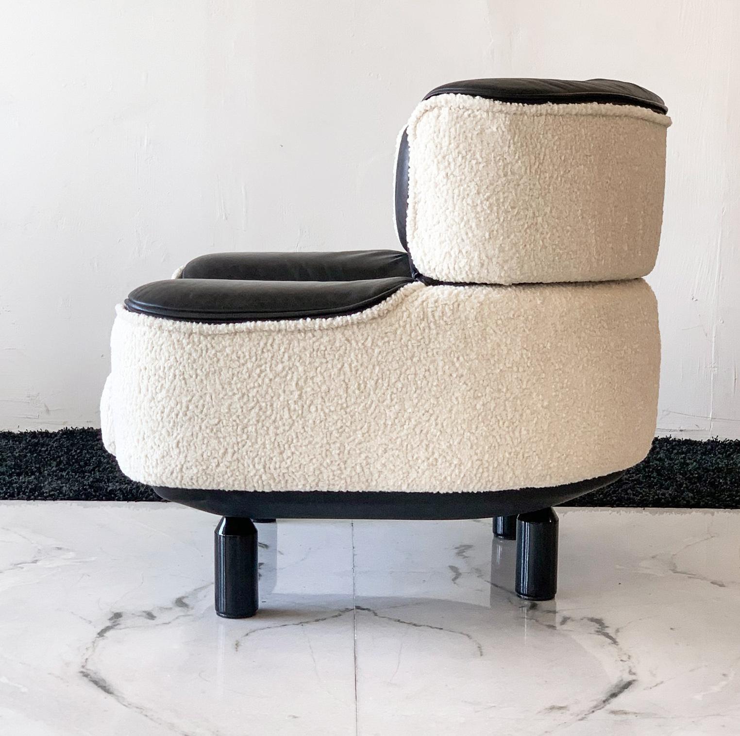 Late 20th Century Rare Gianfranco Frattini Cassina Bull Chair in Black Leather and White Boucle