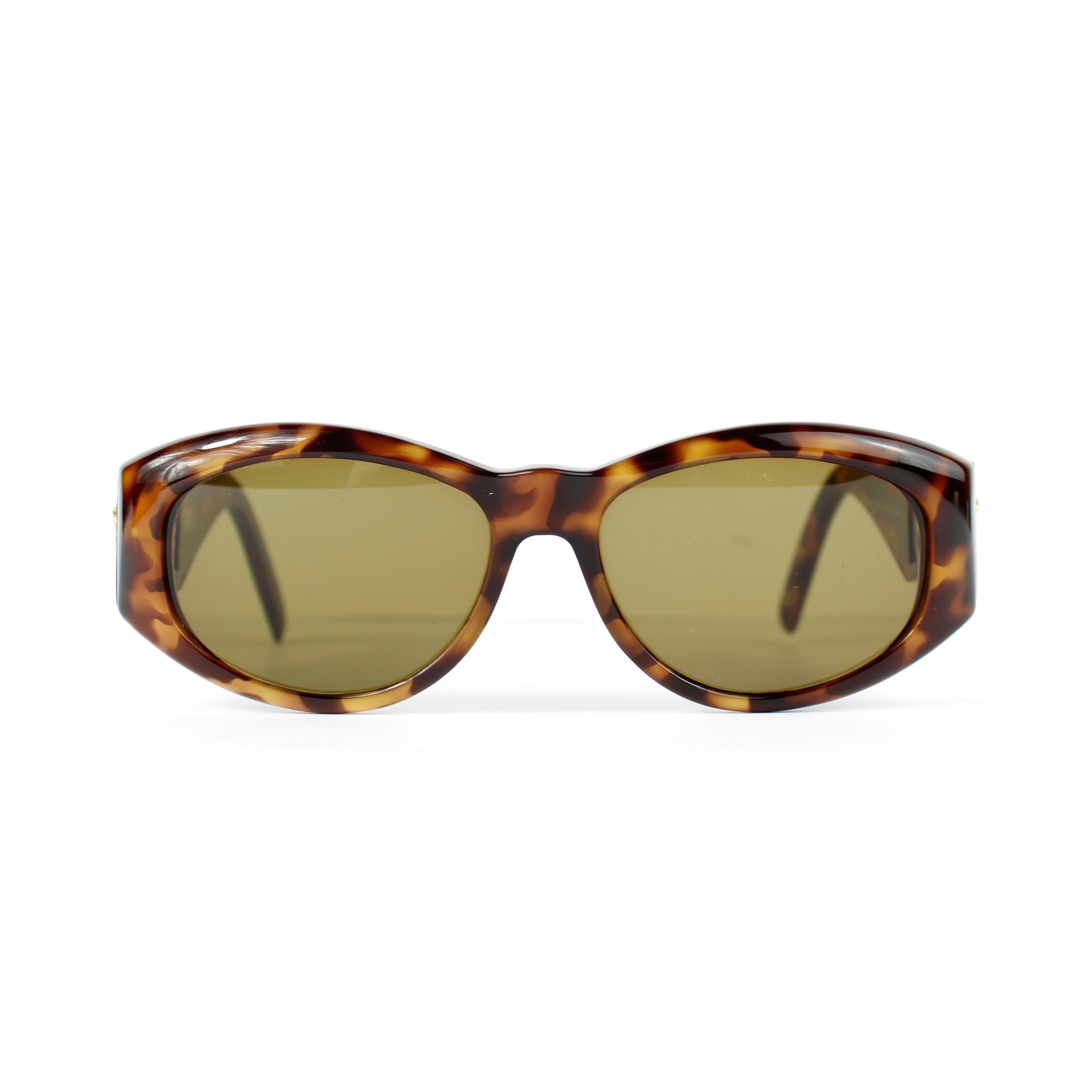 Gianni Versace crystal embellished Sunglasses MOD 424 C COL 8690D

Condition:
Good, to note: one missing crystal. 

Packing/Accessories:
Case.