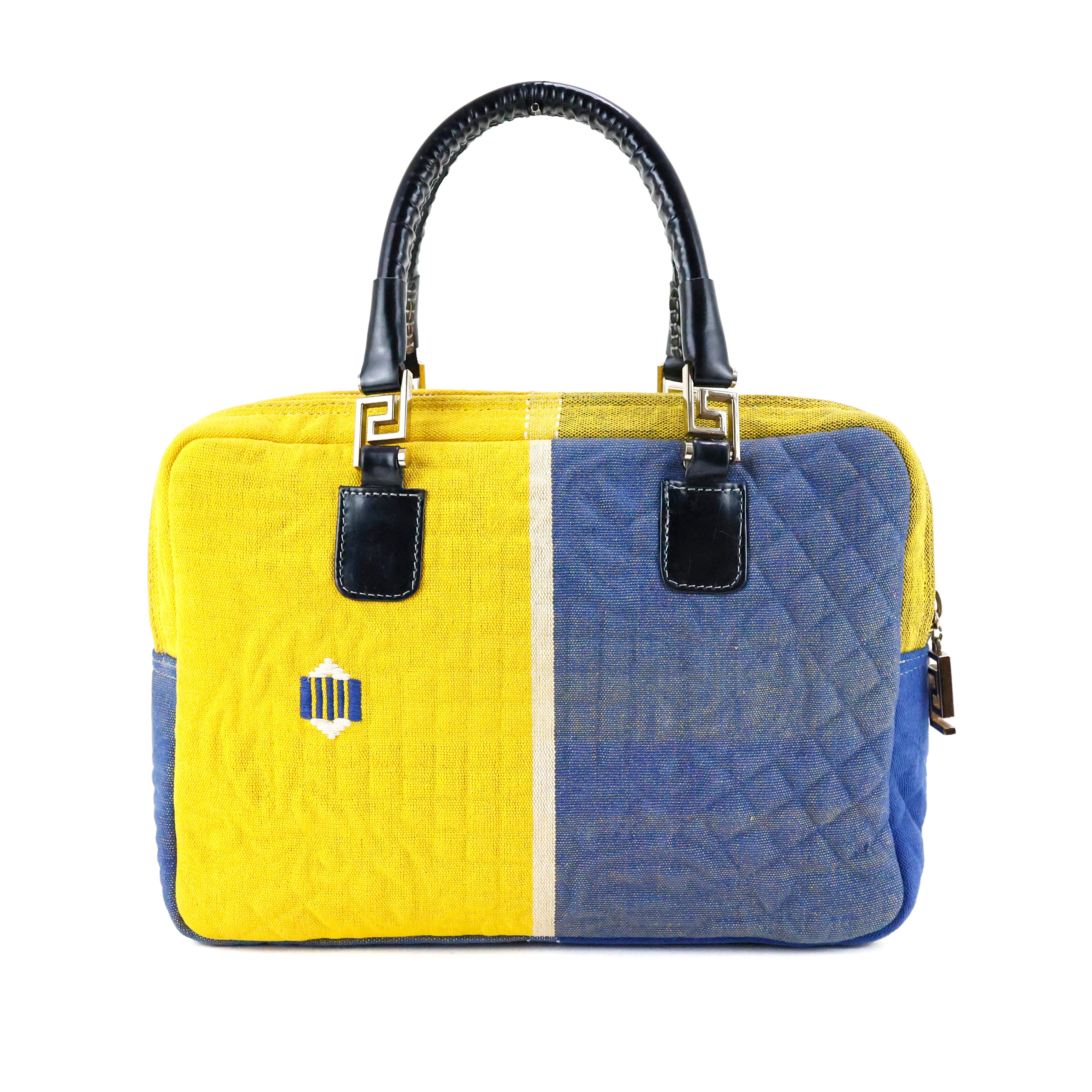 Gianni Versace 1990s Medusa Charm multicolour tote bag.

Condition:
Really good.

Measurements:
34cm x 25cm x 12cm