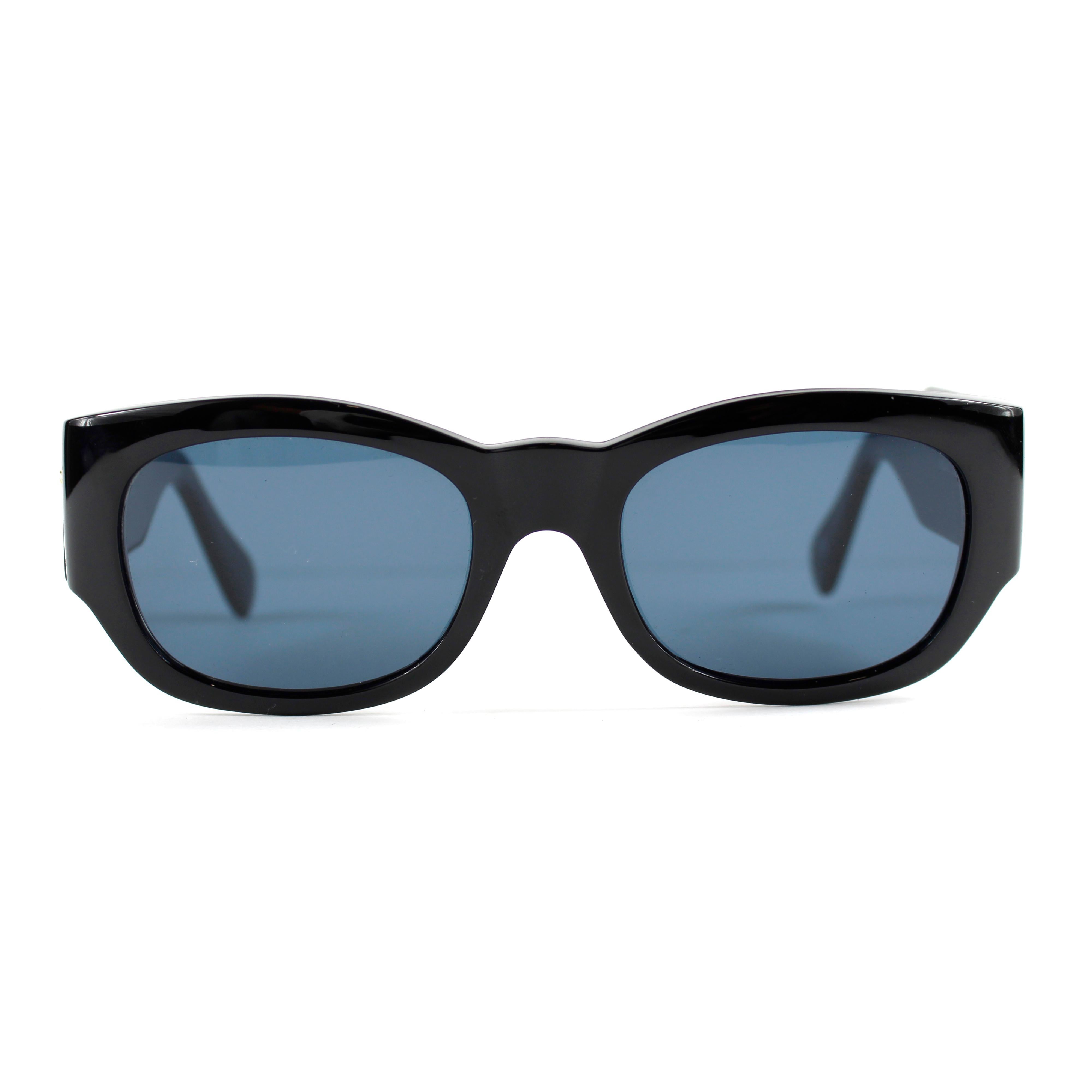 Rare Gianni Versace Sunglasses MOD 413 COL 852

Condition:
Really good.