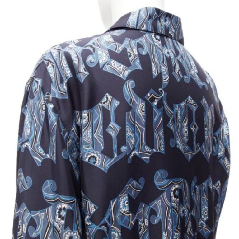 rare GIANNI VERSACE Vintage navy blue gothic font logo graphic shirt IT52 XL
Reference: TGAS/D00890
Brand: Gianni Versace
Designer: Gianni Versace
Material: Feels like silk
Color: Blue, Navy
Pattern: Floral
Closure: Button

CONDITION:
Condition: