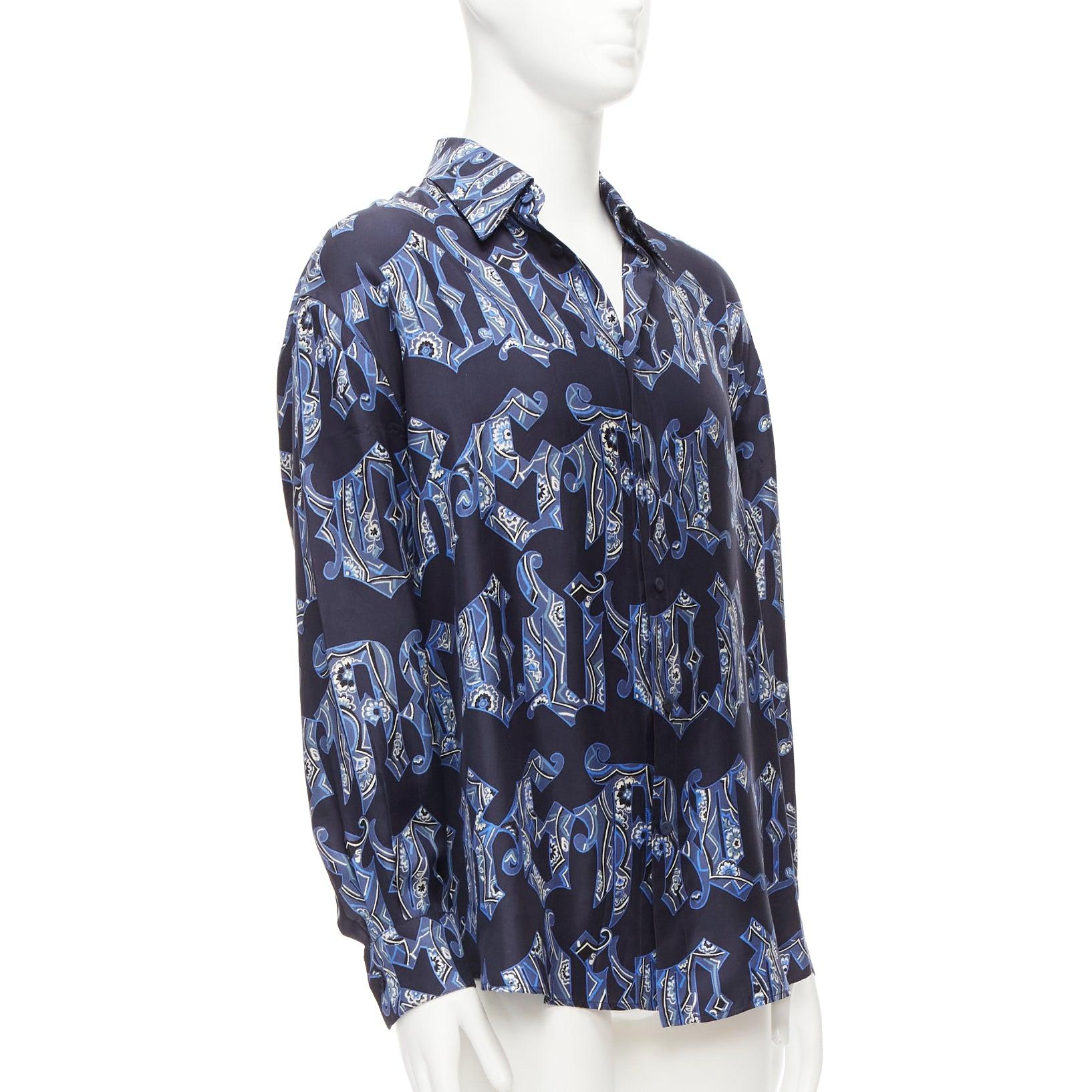 rare GIANNI VERSACE Vintage navy blue gothic font logo graphic shirt IT52 XL
Reference: TGAS/D00890
Brand: Gianni Versace
Designer: Gianni Versace
Material: Feels like silk
Color: Blue, Navy
Pattern: Floral
Closure: Button

CONDITION:
Condition: