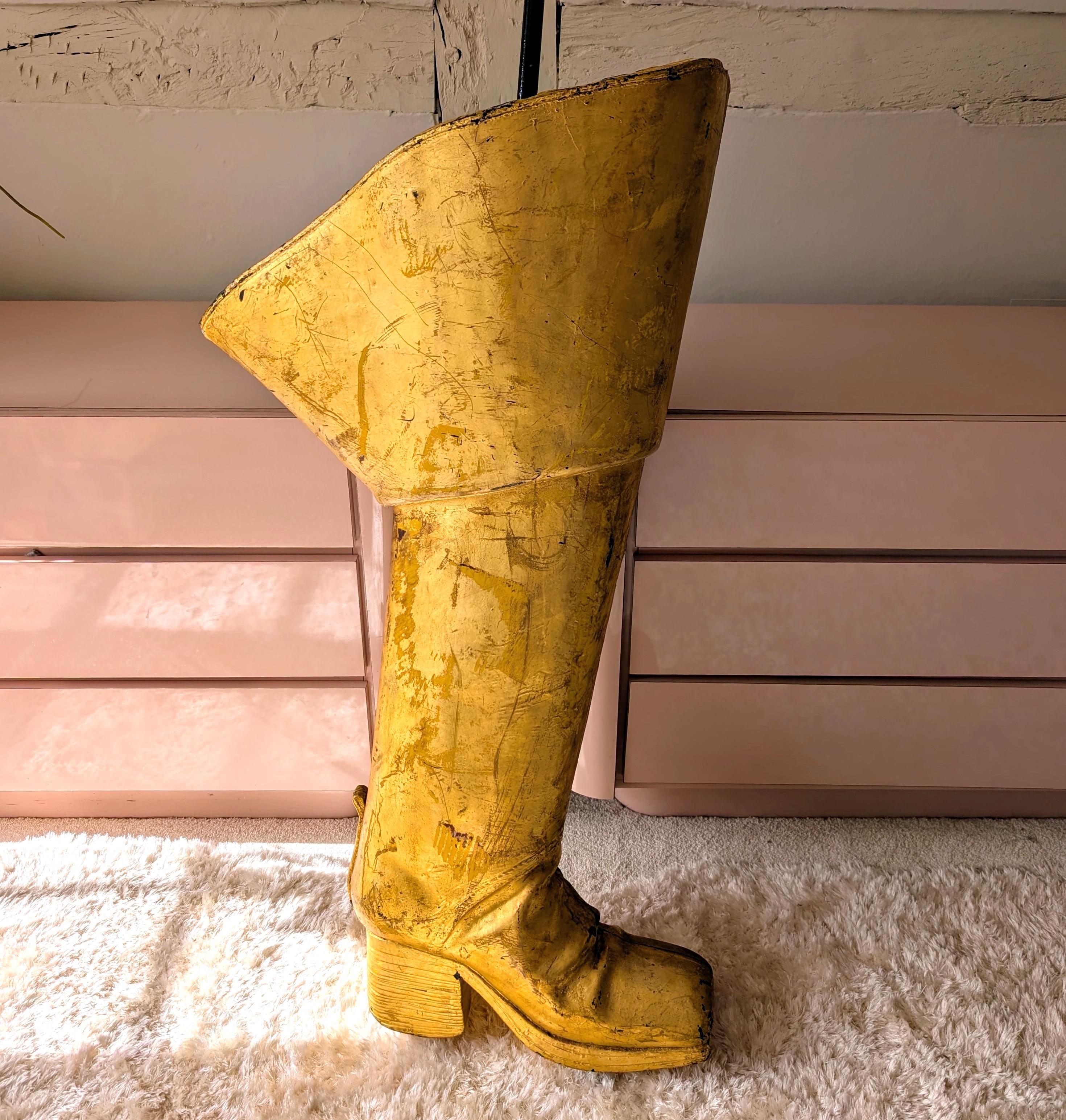 Botte géante de présentation de magasin d'or américain vintage ou de bar. On dirait une botte de cape et d'épée ou de pirate.
Fibre de verre dorée avec tige et crochet en métal. Essayez d'en trouver un autre, vous n'y arriverez pas !

Beaucoup