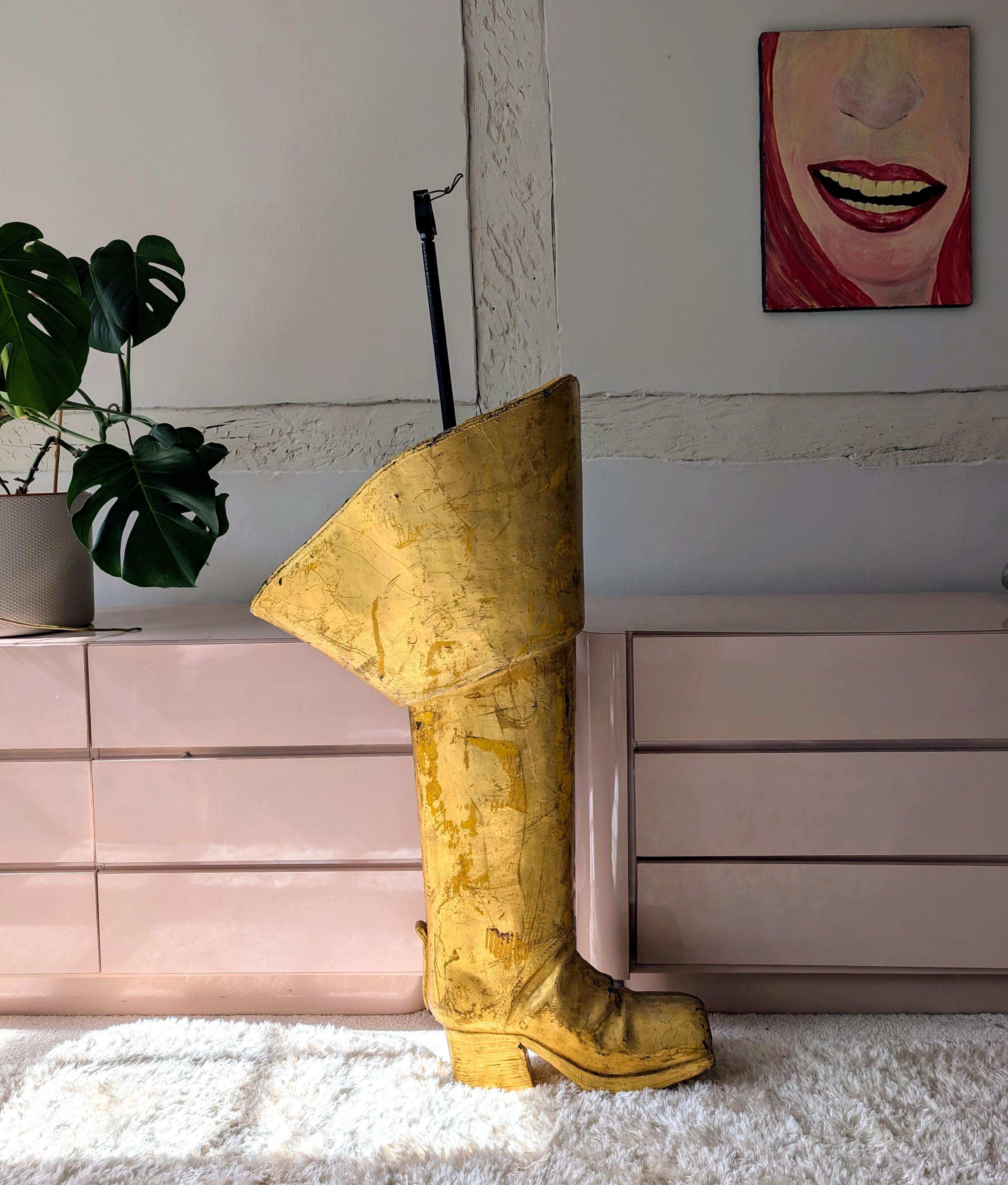 Américain Rare enseigne géante de magasin de bottes en fibre de verre dorée 60s 70s en vente