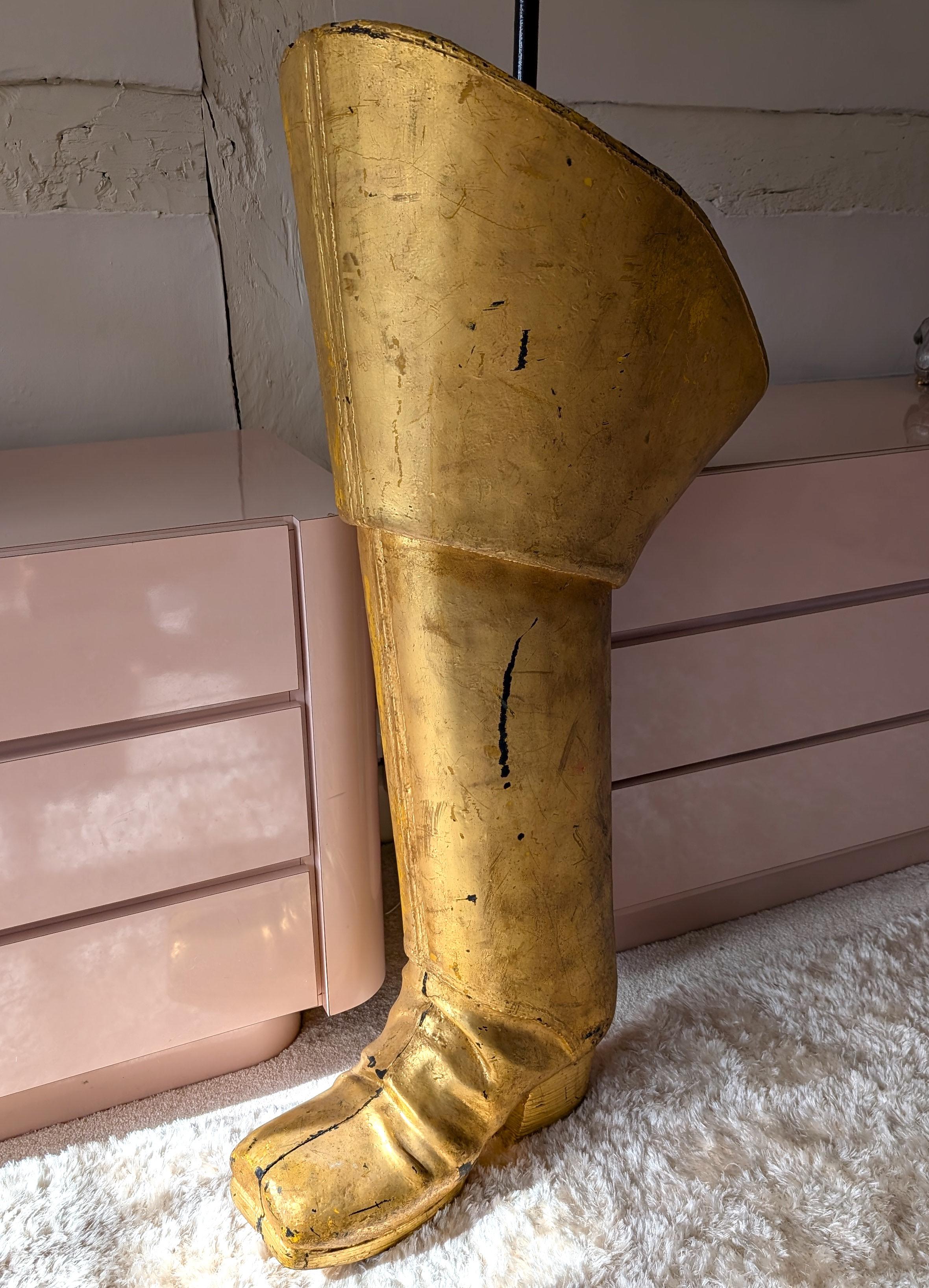 Rare enseigne géante de magasin de bottes en fibre de verre dorée 60s 70s Bon état - En vente à Hastings, GB