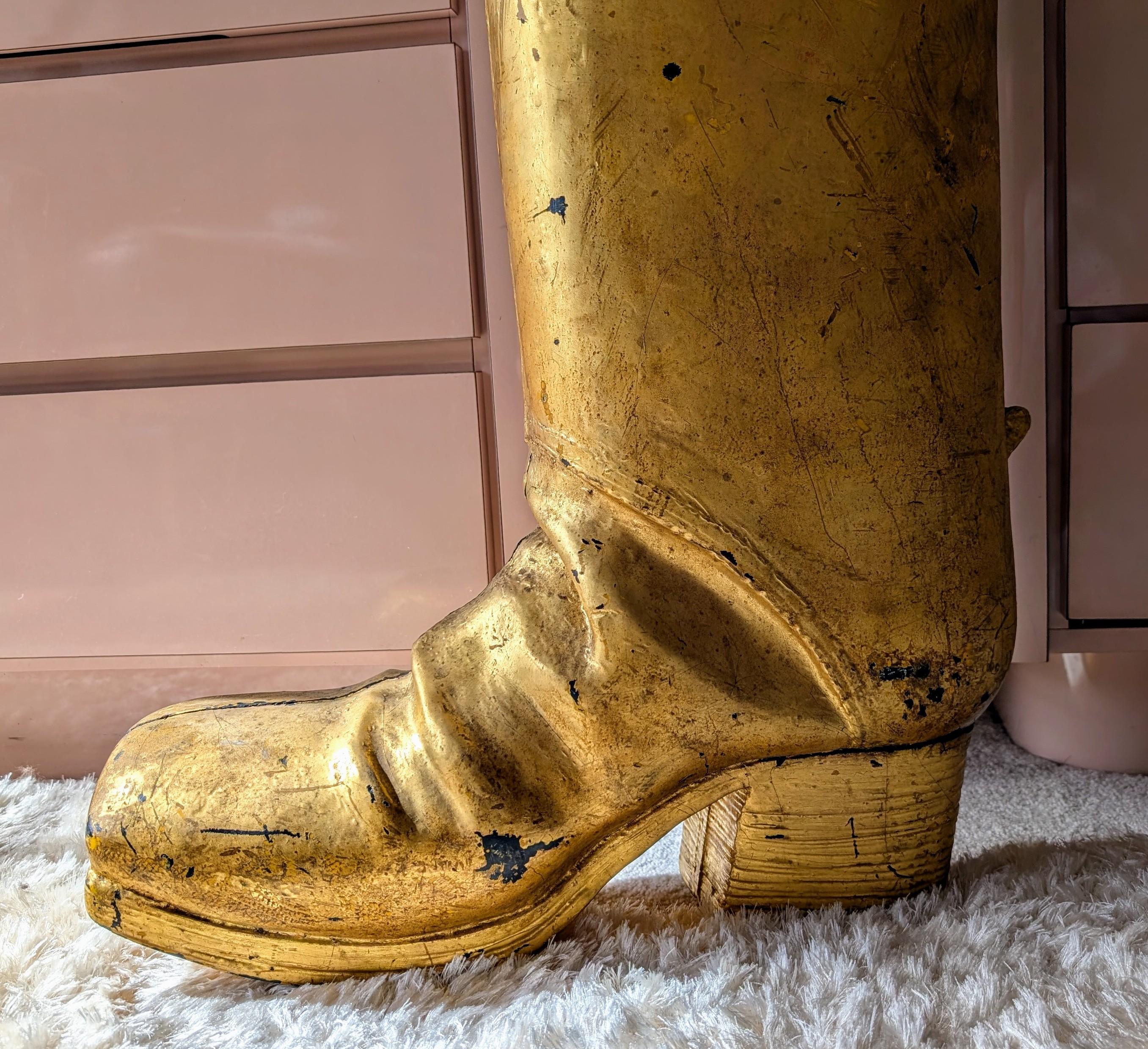 Métal Rare enseigne géante de magasin de bottes en fibre de verre dorée 60s 70s en vente