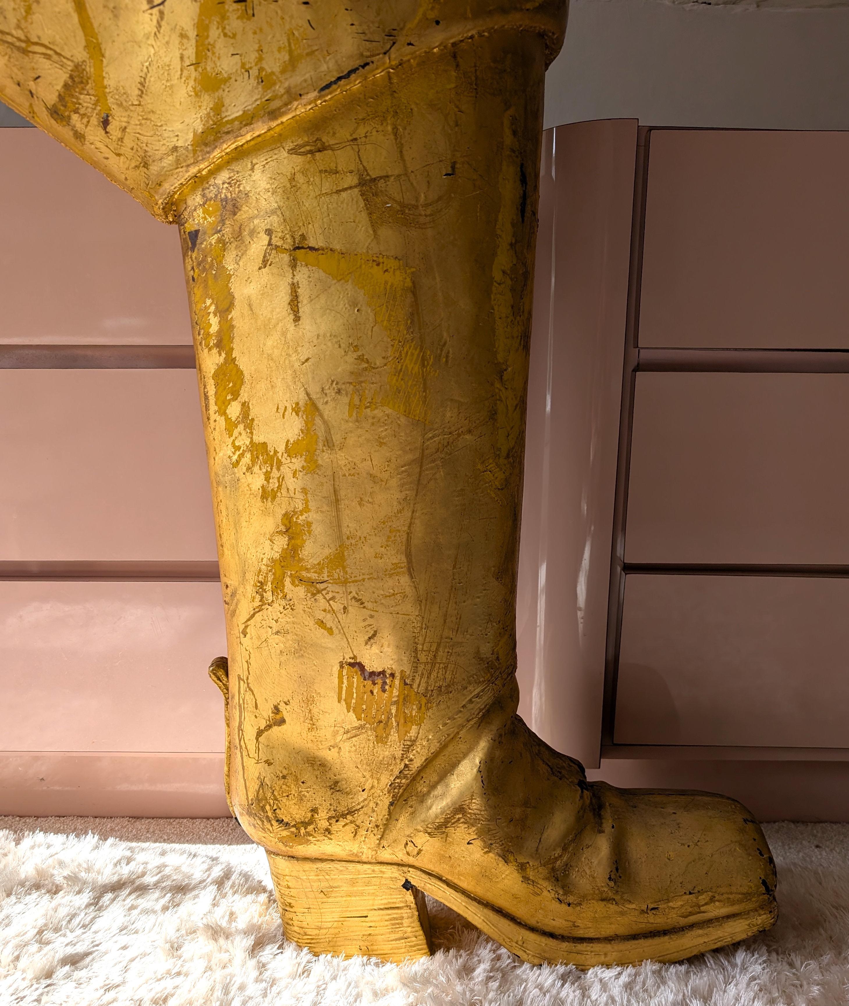 Rare enseigne géante de magasin de bottes en fibre de verre dorée 60s 70s en vente 2