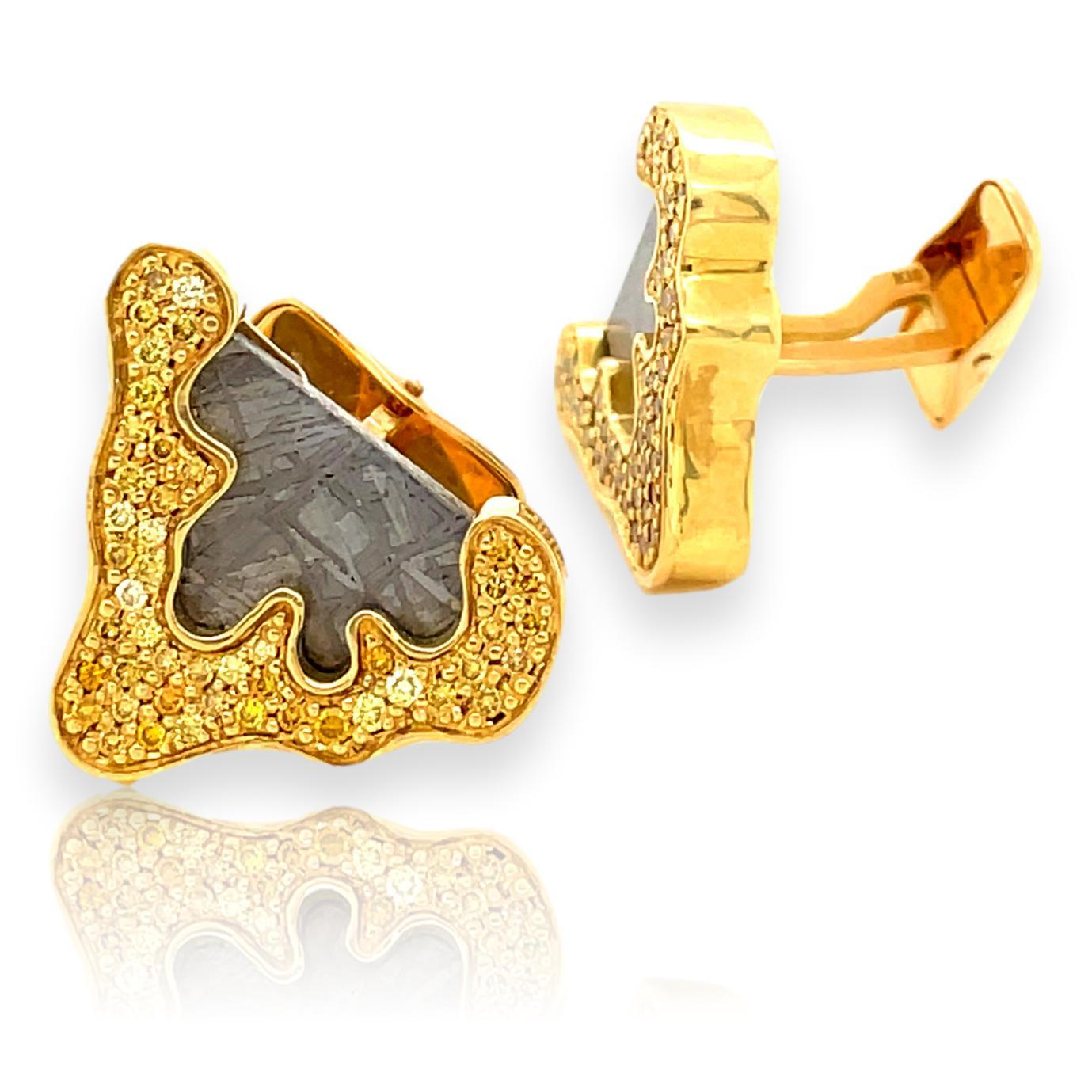 Paire de boutons de manchette en or et diamant jaune avec météorite de Gibeon.  Une paire de boutons de manchette en or 18k en forme d'amibe d'environ 1,00 ct de diamants jaunes de taille brillant, de couleur allant de l'or profond au jaune vif,