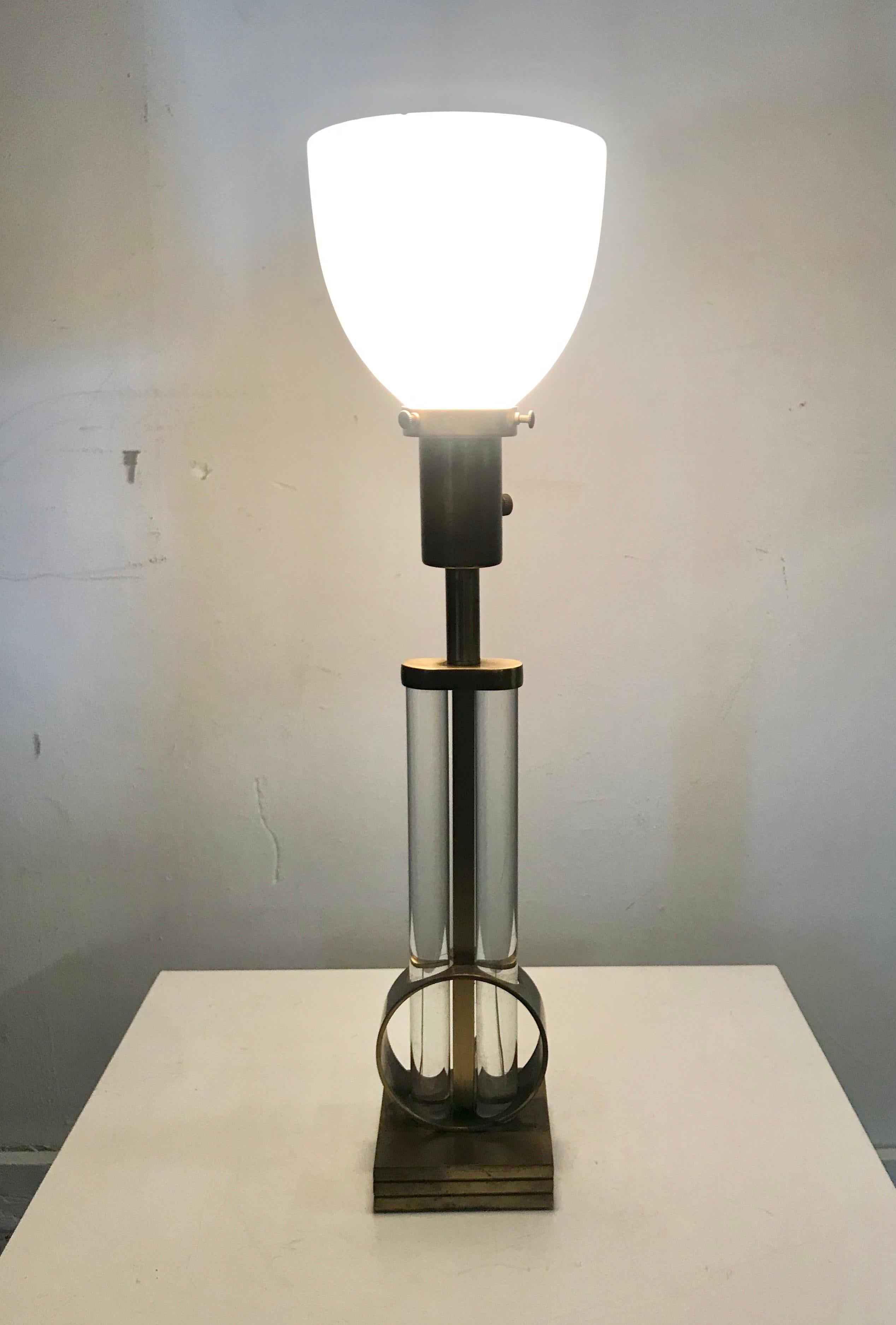 Seltene Gilbert Rhode 1930er Modernist Messing und Glas Tischlampe im Angebot 1