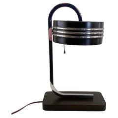 Rara Lámpara de Sobremesa o Mesa Gilbert Rohde de la Edad de las Máquinas Cromada, Esmaltada y de Madera