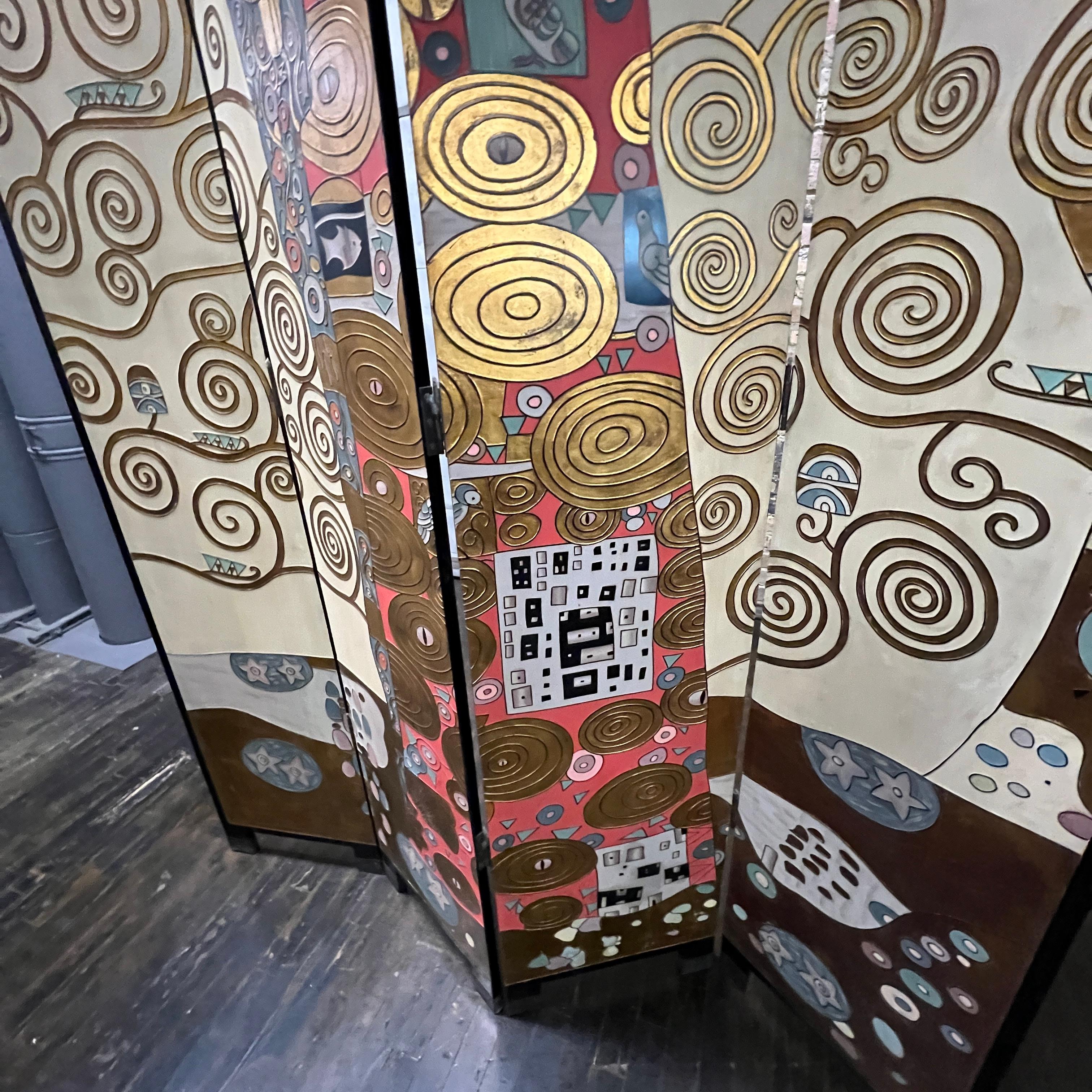 Doré Rare séparateur de pièce/viseur doré avec « L'Embrace » de Gustav Klimt en vente