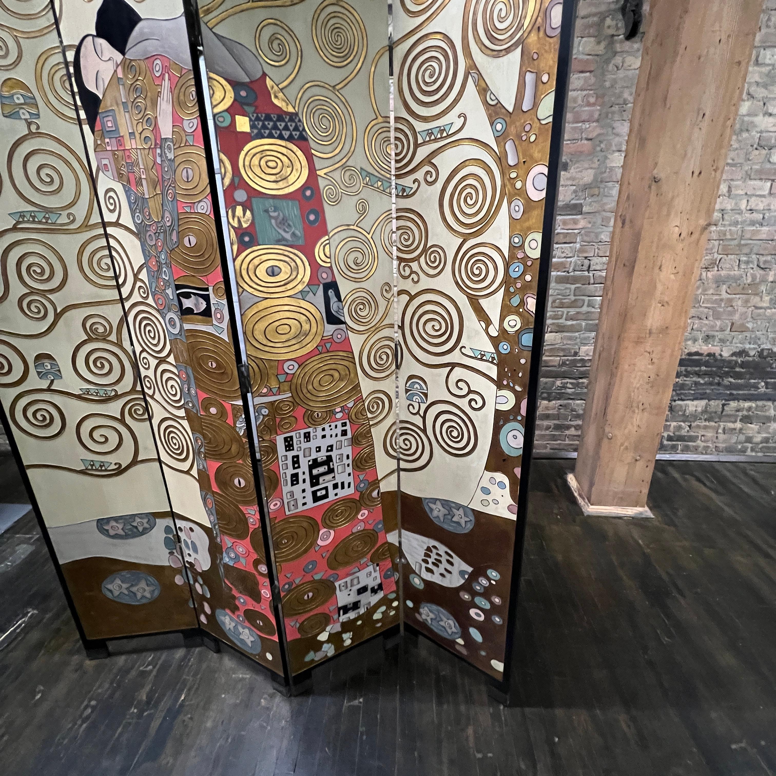 Fin du 20e siècle Rare séparateur de pièce/viseur doré avec « L'Embrace » de Gustav Klimt en vente
