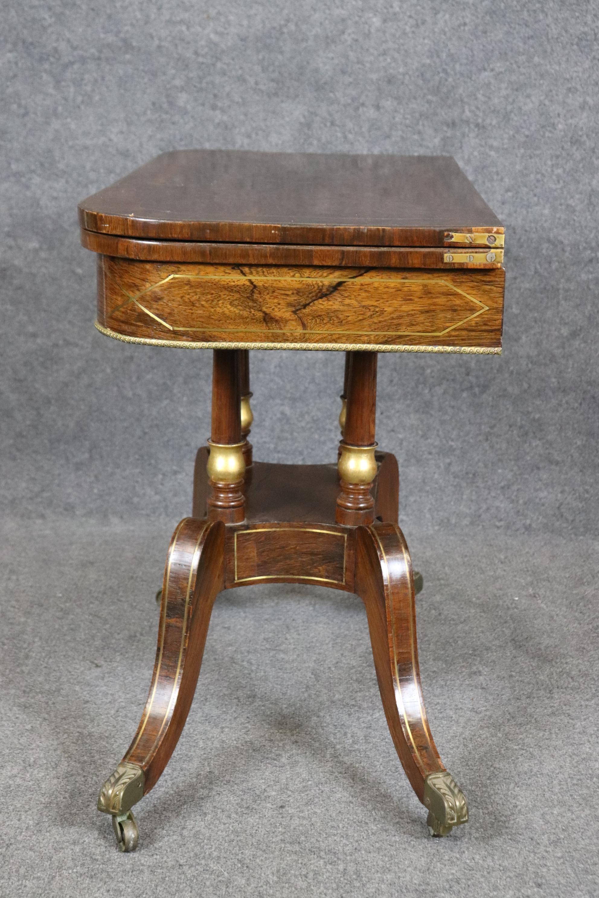 Inglese Raro tavolo da gioco in palissandro dorato intarsiato in ottone dell'epoca Regency inglese del 1820 in vendita