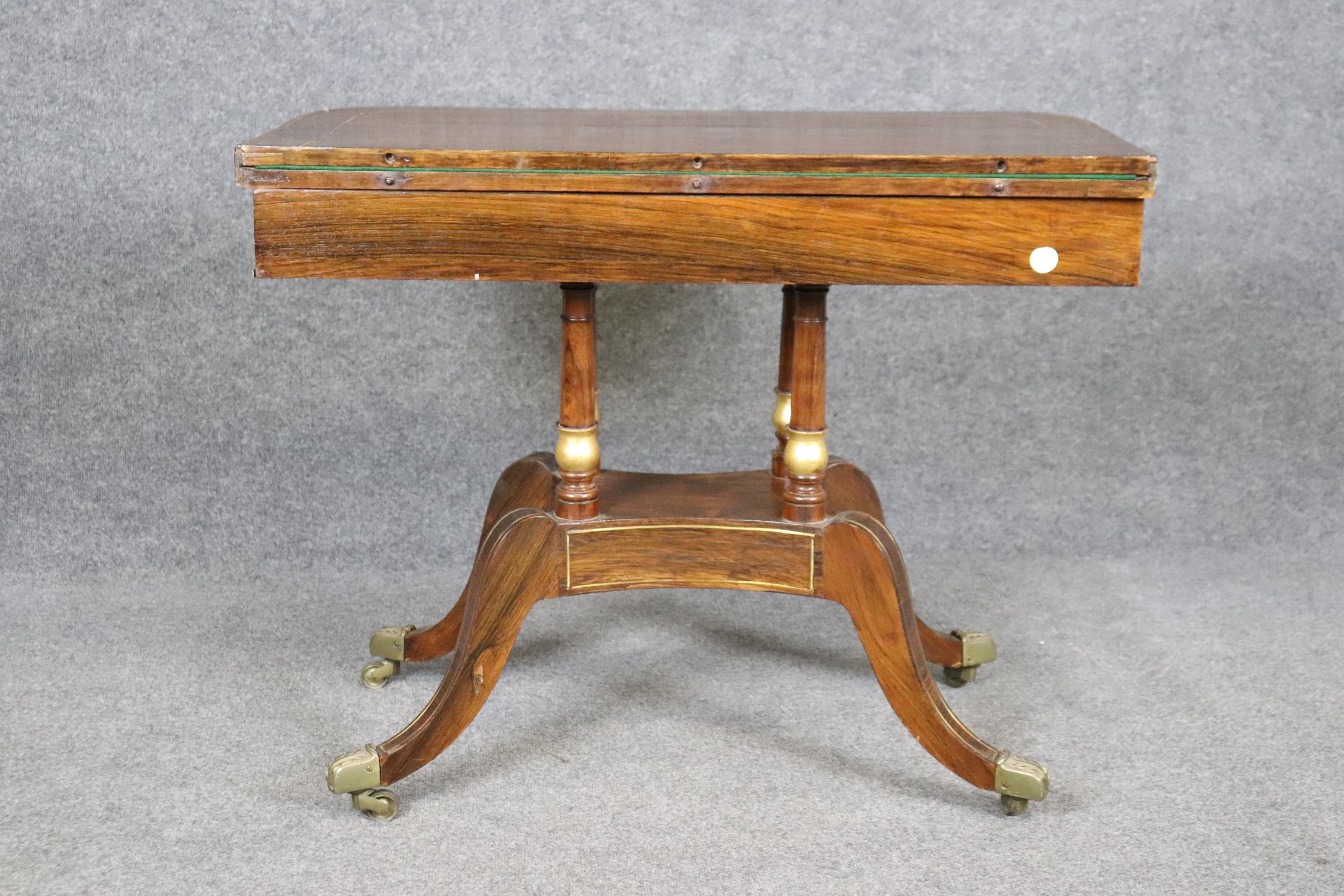 Raro tavolo da gioco in palissandro dorato intarsiato in ottone dell'epoca Regency inglese del 1820 In condizioni buone in vendita a Swedesboro, NJ