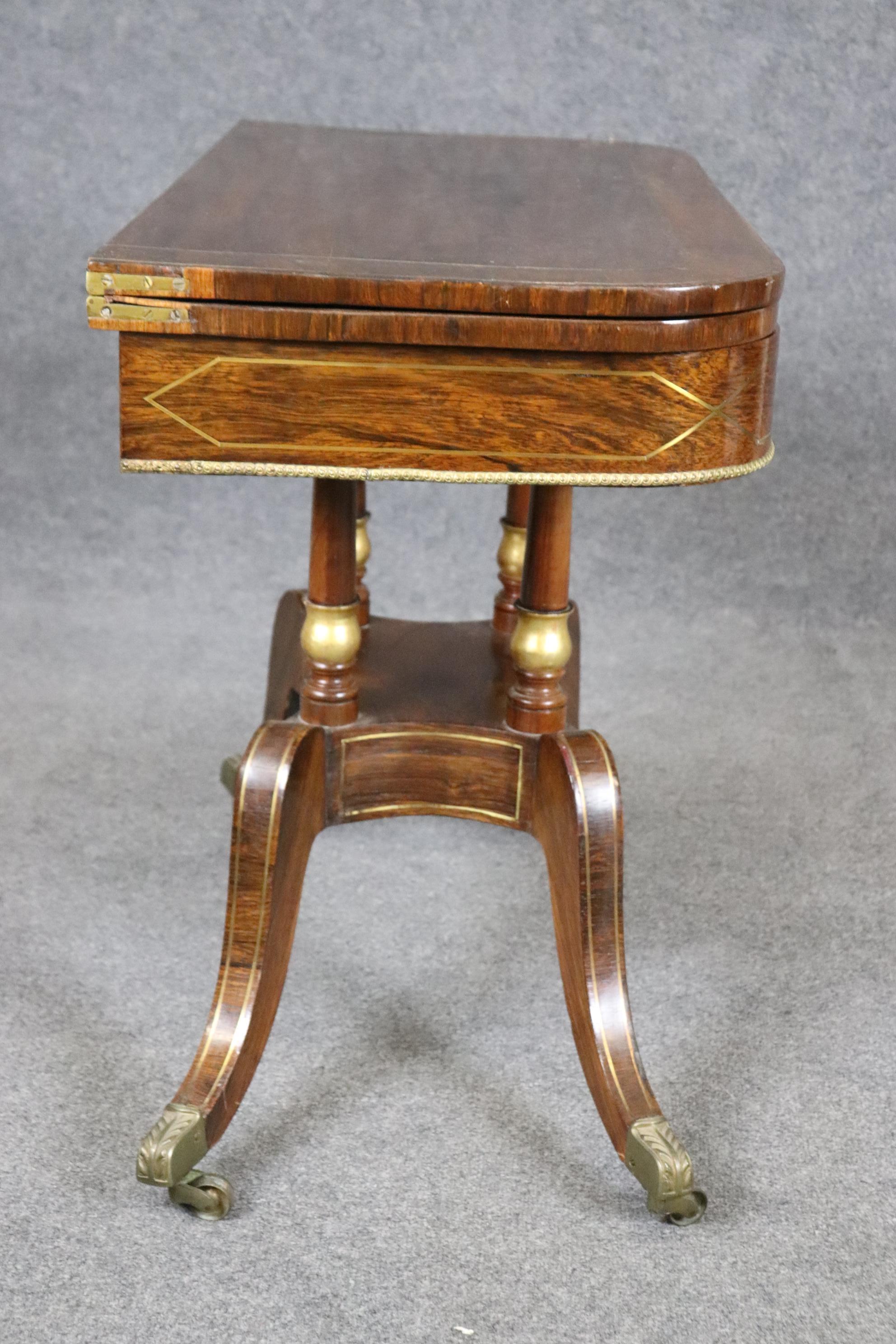 Inizio XIX secolo Raro tavolo da gioco in palissandro dorato intarsiato in ottone dell'epoca Regency inglese del 1820 in vendita