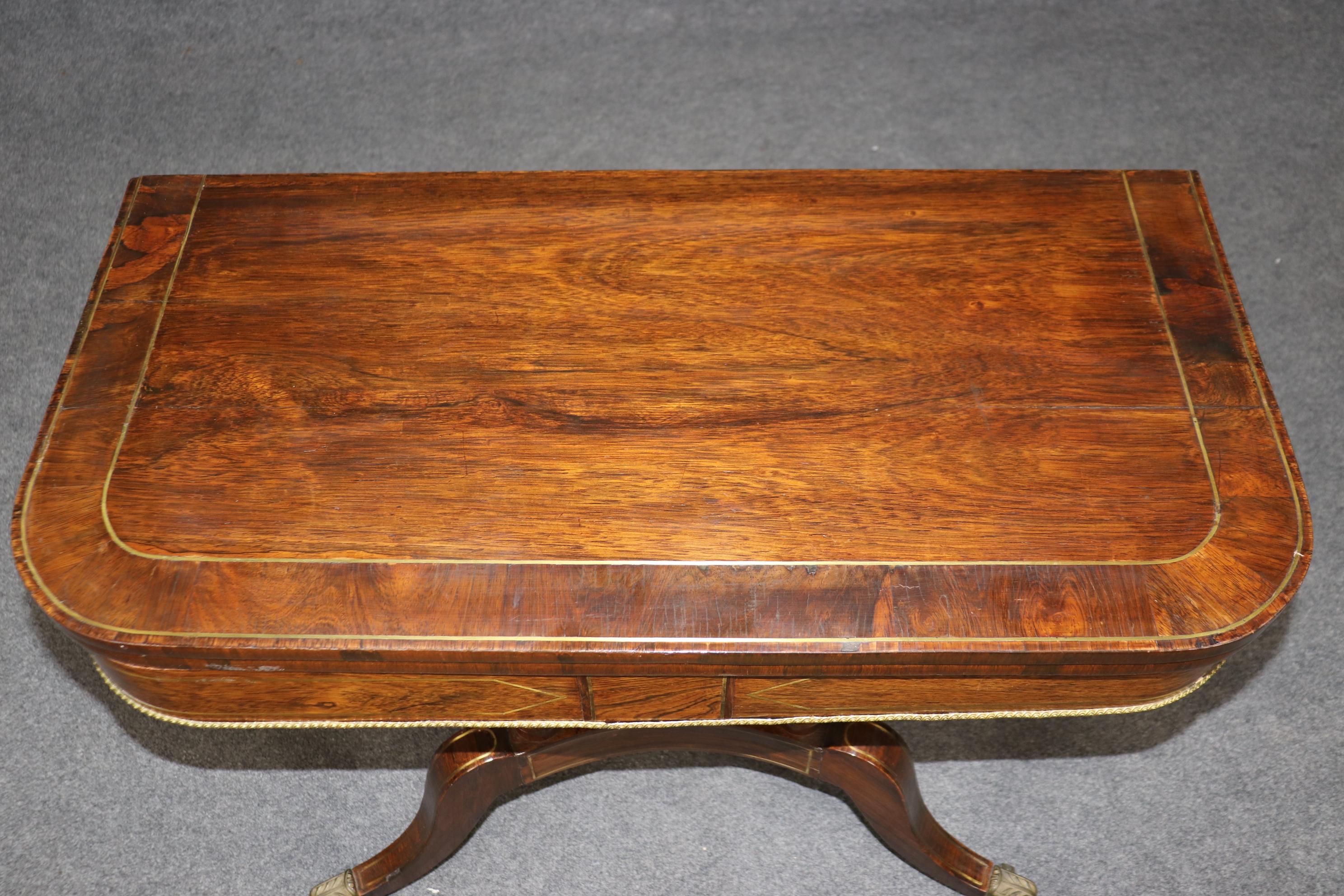 Ottone Raro tavolo da gioco in palissandro dorato intarsiato in ottone dell'epoca Regency inglese del 1820 in vendita
