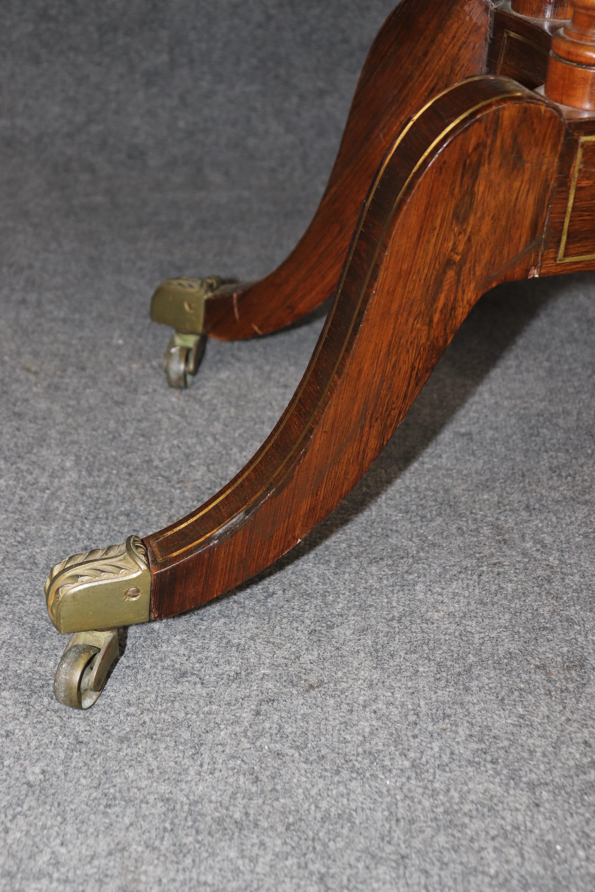 Raro tavolo da gioco in palissandro dorato intarsiato in ottone dell'epoca Regency inglese del 1820 in vendita 1