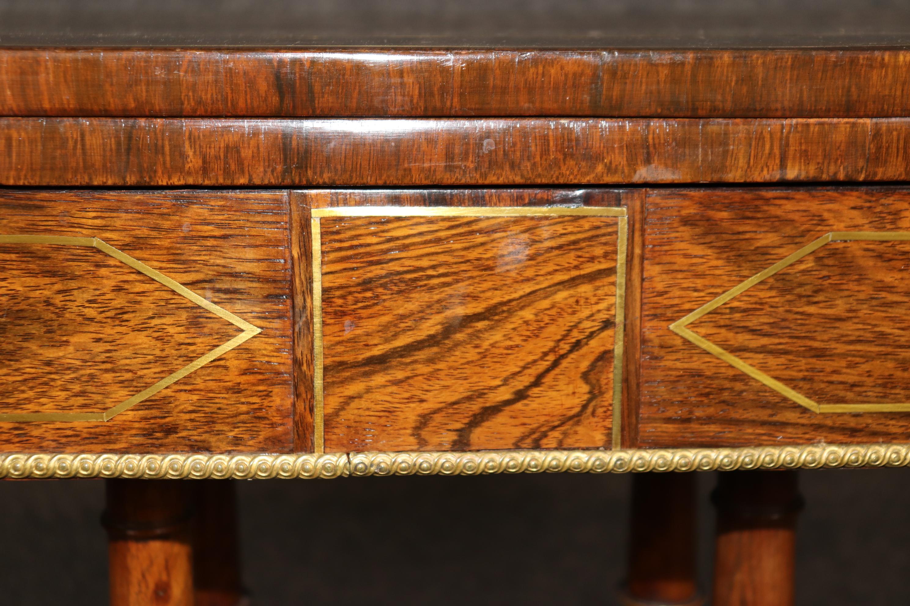 Raro tavolo da gioco in palissandro dorato intarsiato in ottone dell'epoca Regency inglese del 1820 in vendita 3
