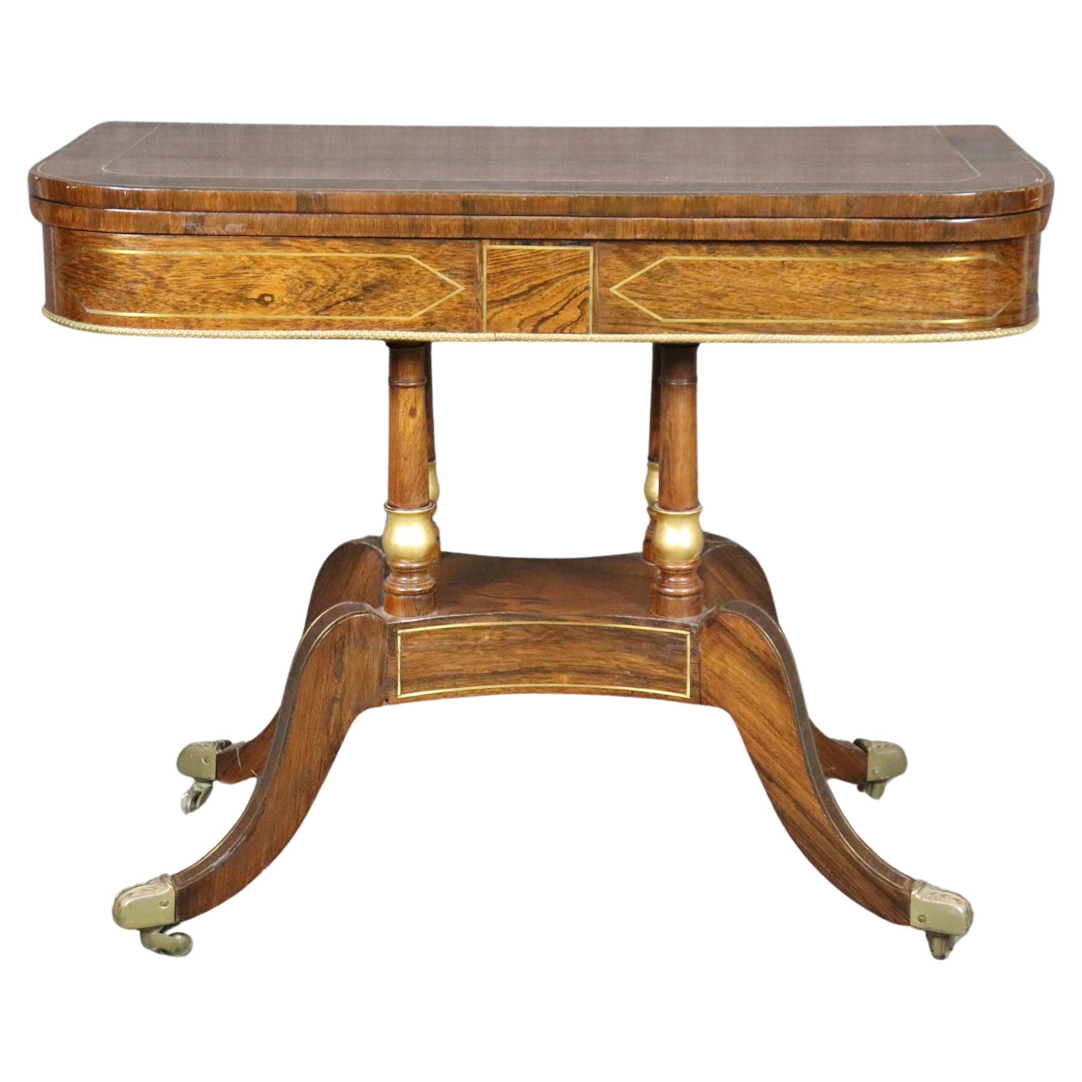 Raro tavolo da gioco in palissandro dorato intarsiato in ottone dell'epoca Regency inglese del 1820