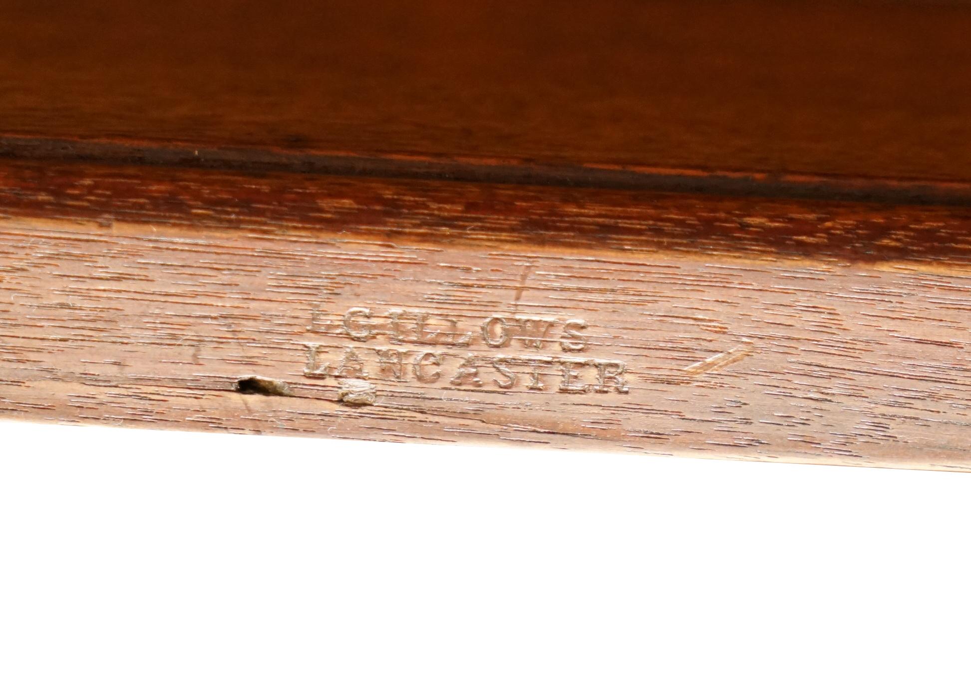 Nous sommes ravis de proposer à la vente cette sublime table de salle à manger Gillows Lancaster George III en noyer américain, entièrement restaurée vers 1789-95.

Une table très rare et hautement collectionnable, entièrement estampillée à la