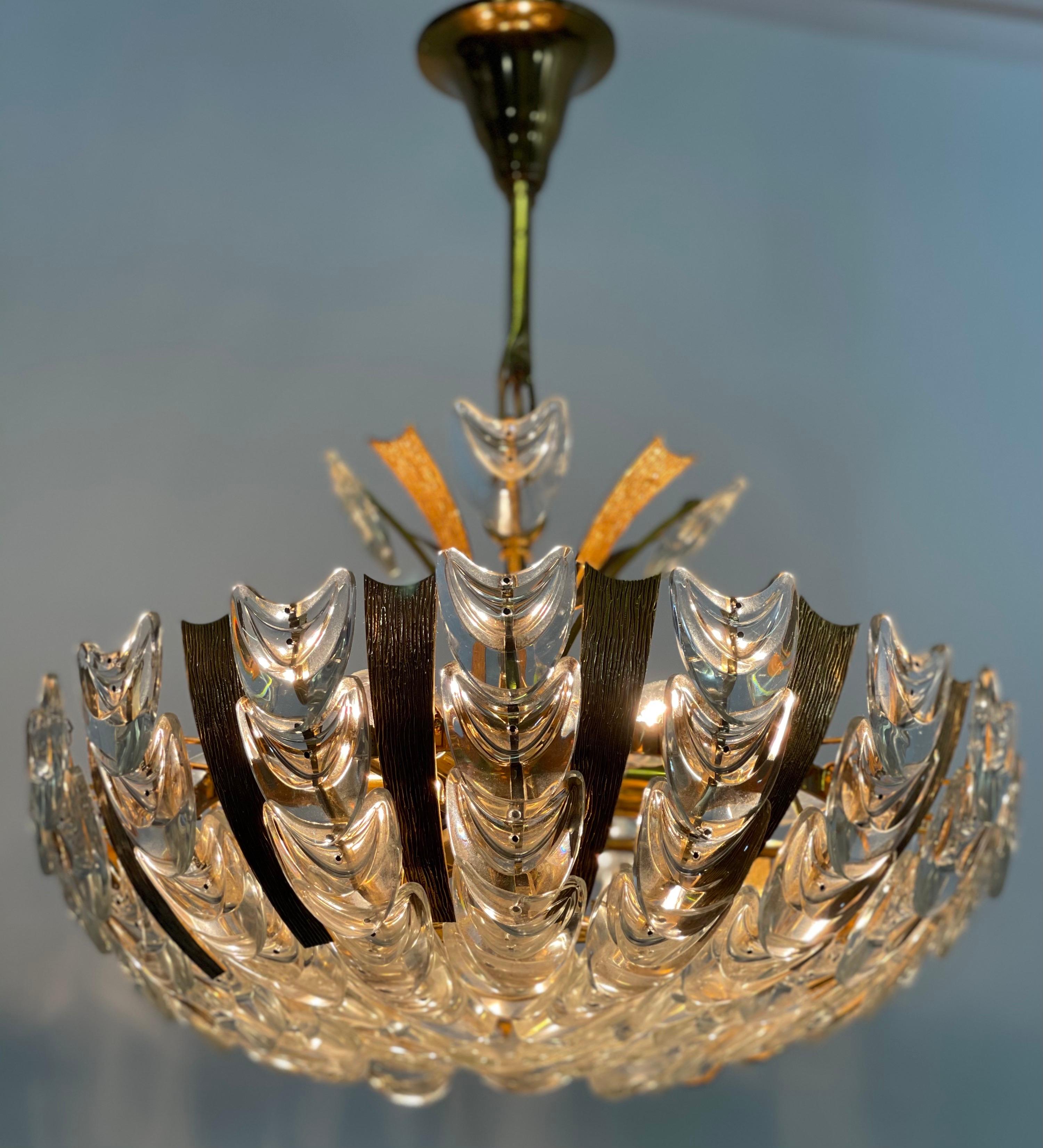 Ein wunderschöner Kronleuchter aus vergoldetem Messing und Glas von Palwa aus der Mitte des Jahrhunderts, 1960er Jahre.
Sockel: 6 x E27 für Standard-Schraubglühbirnen.


  
