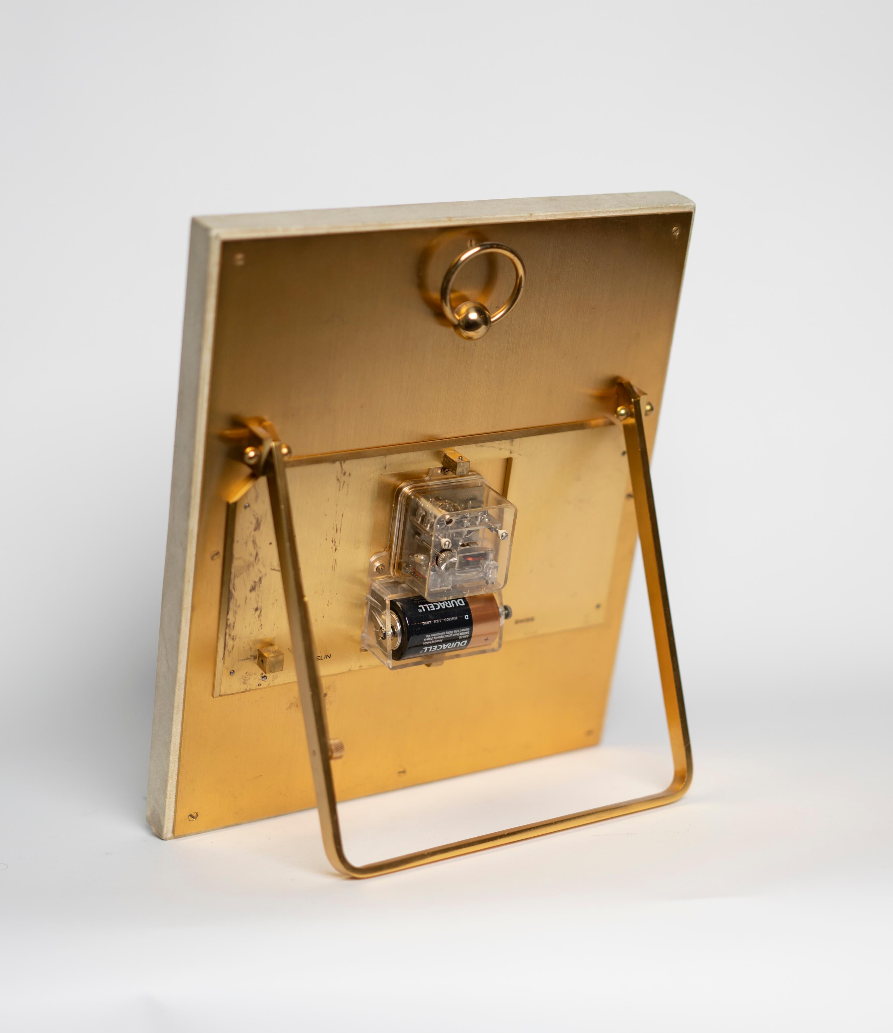 Rare horloge de table suisse obélisque en bronze doré et parchemin Bon état - En vente à Montreal, QC