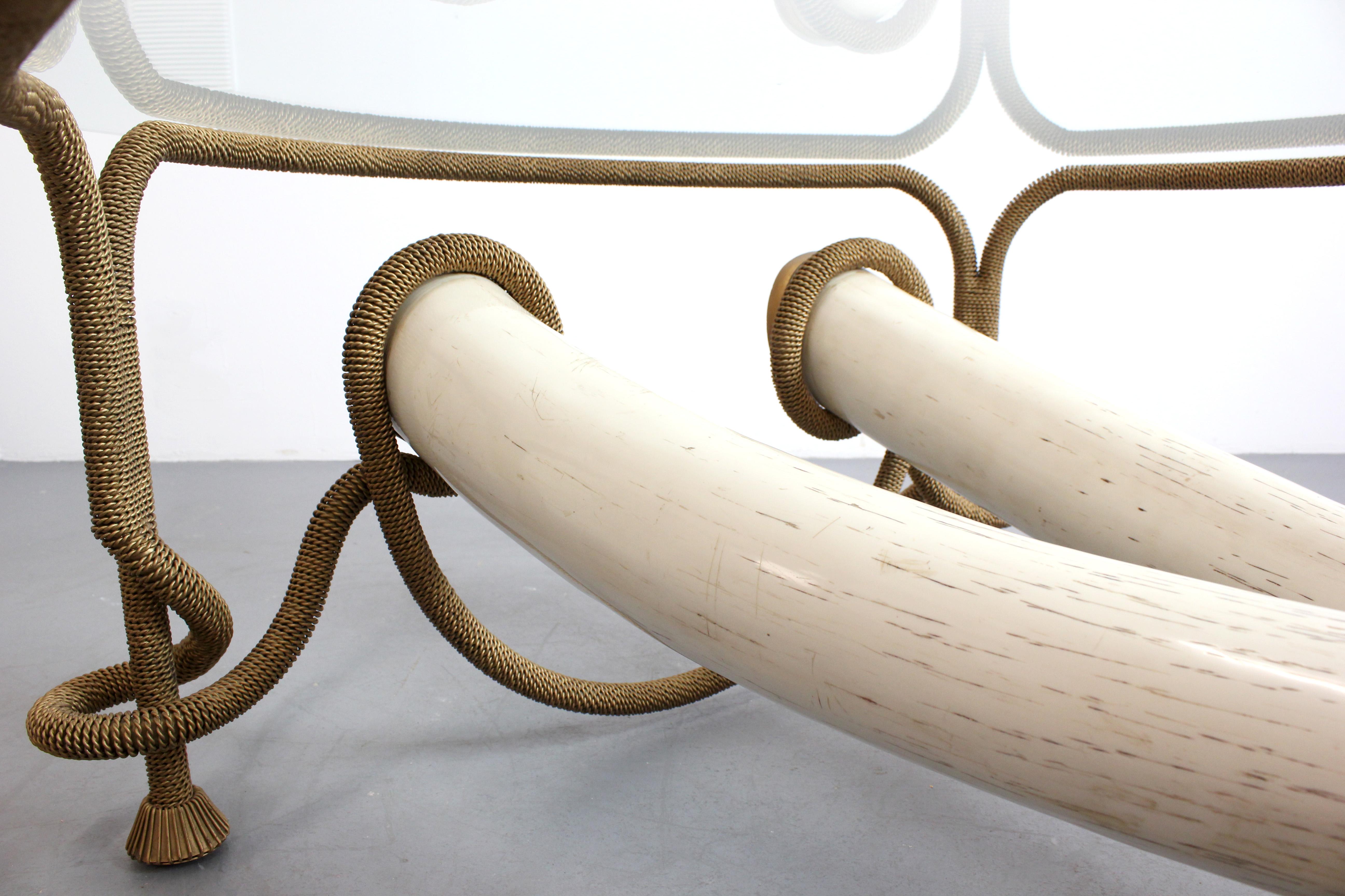 Rare Gilt bronze cord coffee table with resin horns and glass top - Emilio Rey - For Sale 4