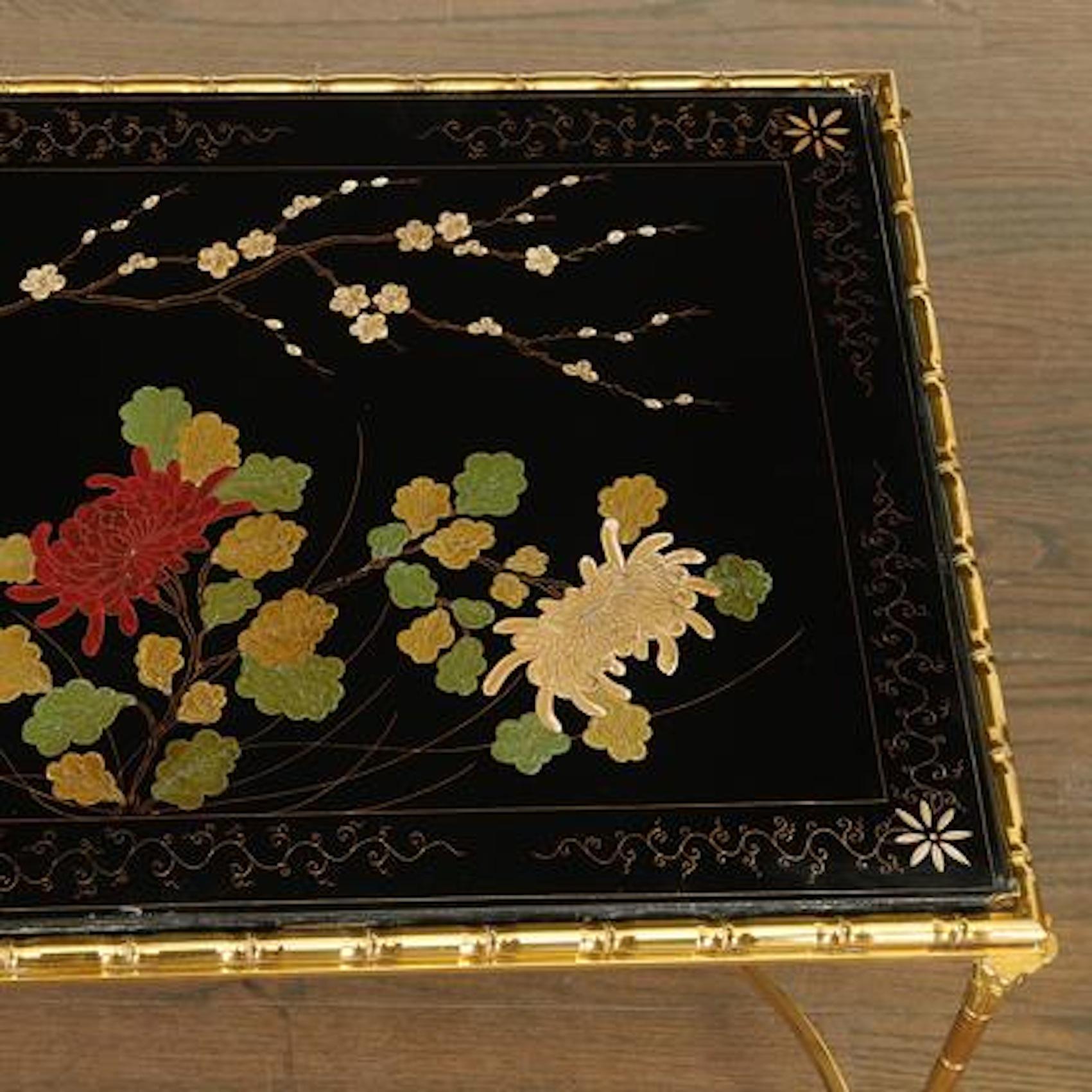 Rara mesa de centro de falso bambú dorado de Maison Baguès con motivos florales mediados del siglo XX en venta