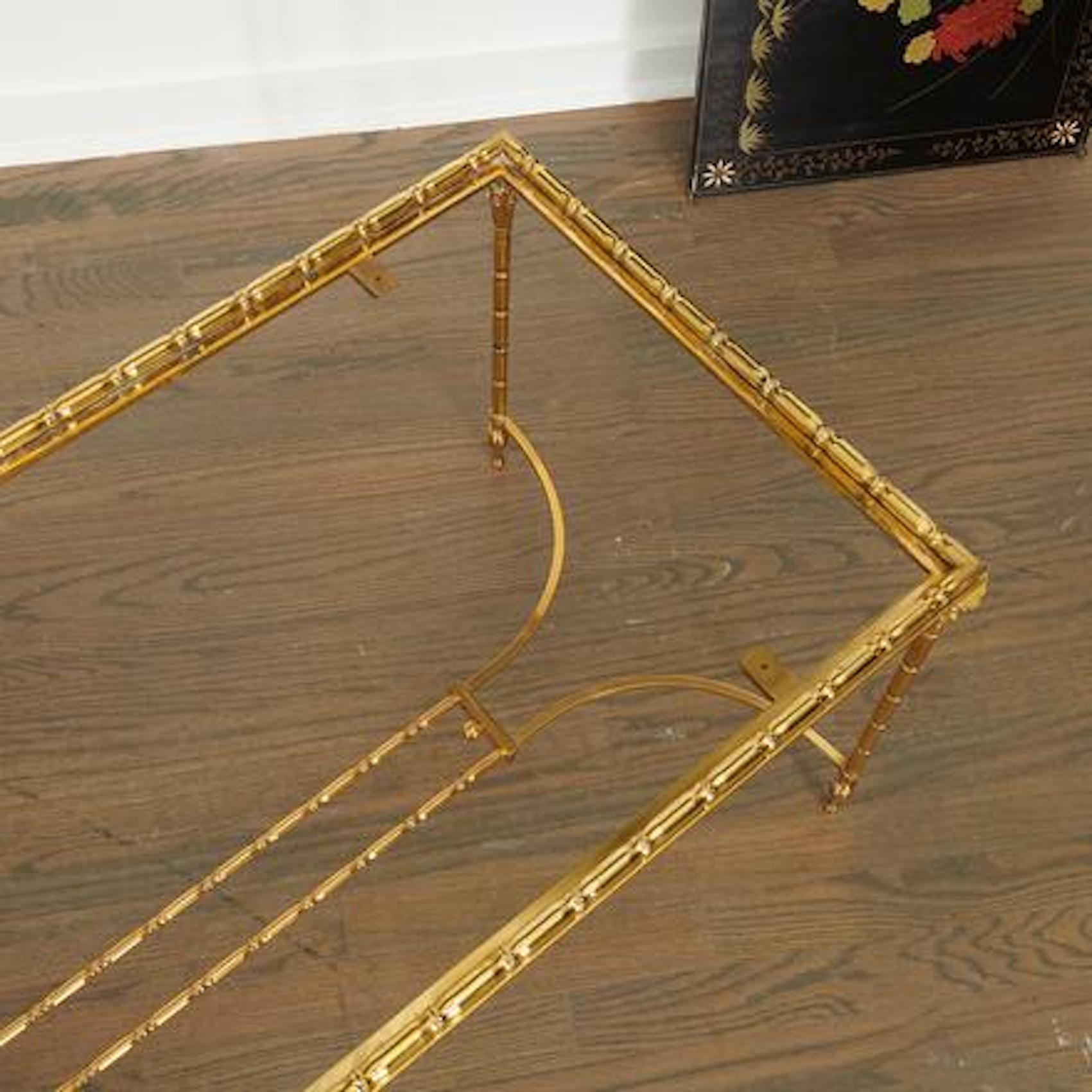Rara mesa de centro de falso bambú dorado de Maison Baguès con motivos florales Bronce en venta