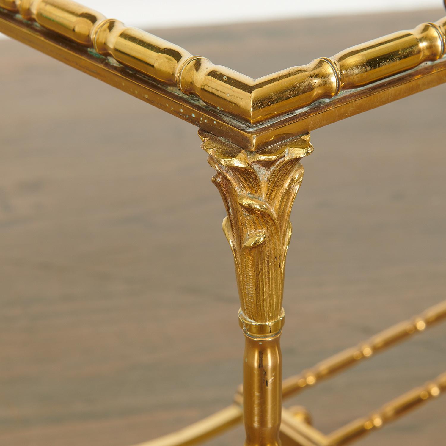 Rara mesa de centro de falso bambú dorado de Maison Baguès con motivos florales en venta 1