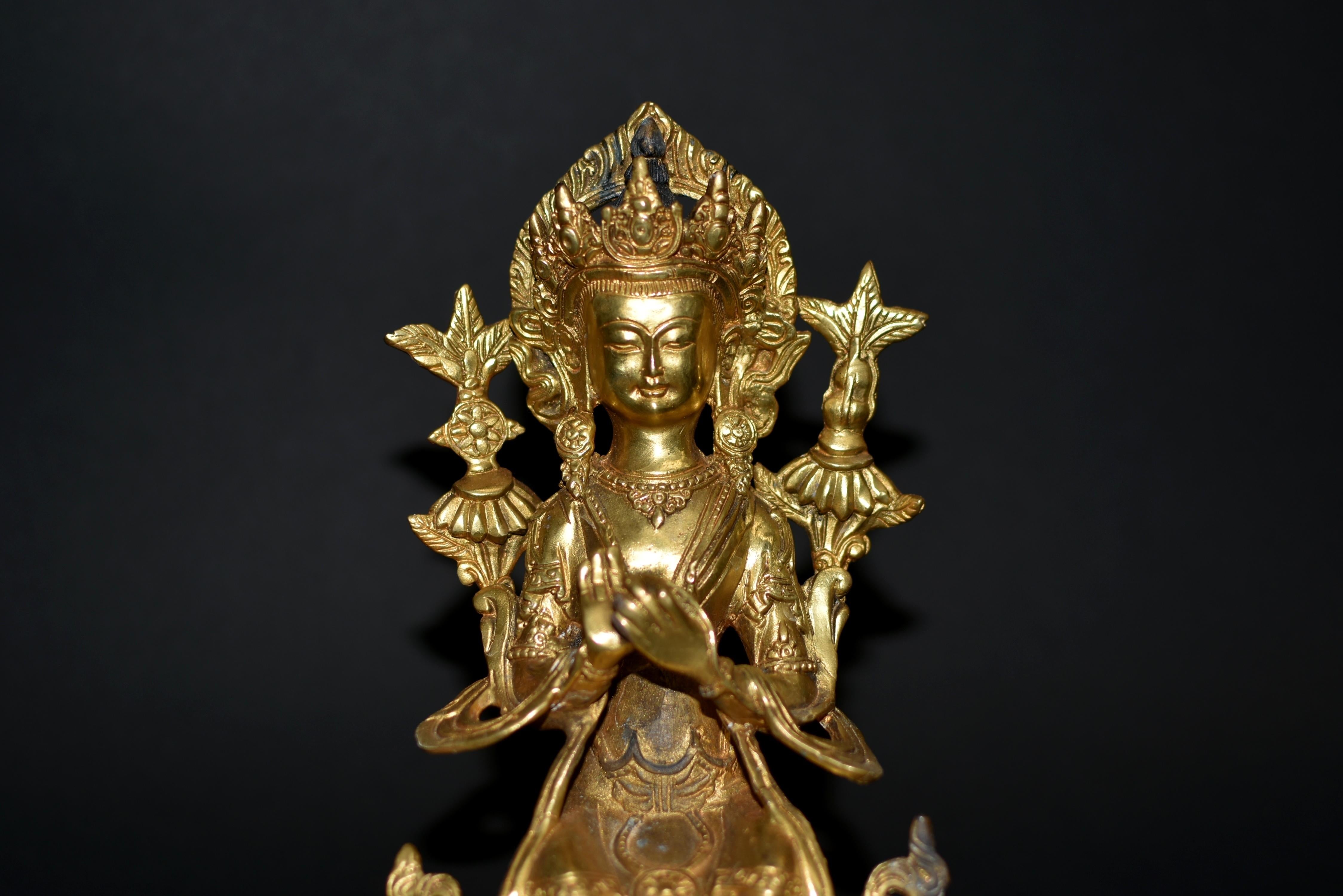 Tibetische Buddha-Statue aus vergoldeter Bronze von Maitreya Future im Angebot 1