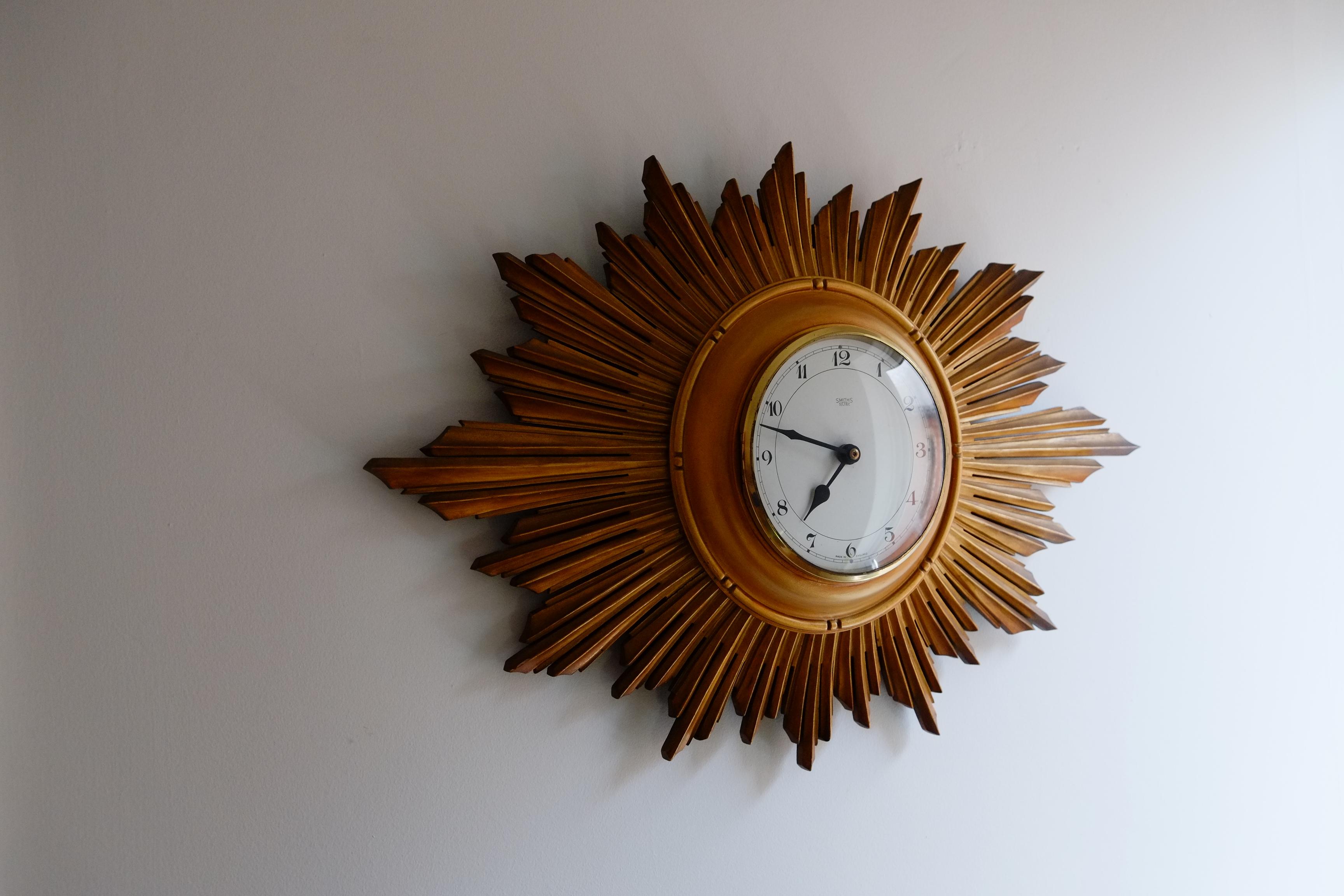Anglais Rare horloge murale Smiths en bois doré Sunburst. Fabriqué en Angleterre en vente