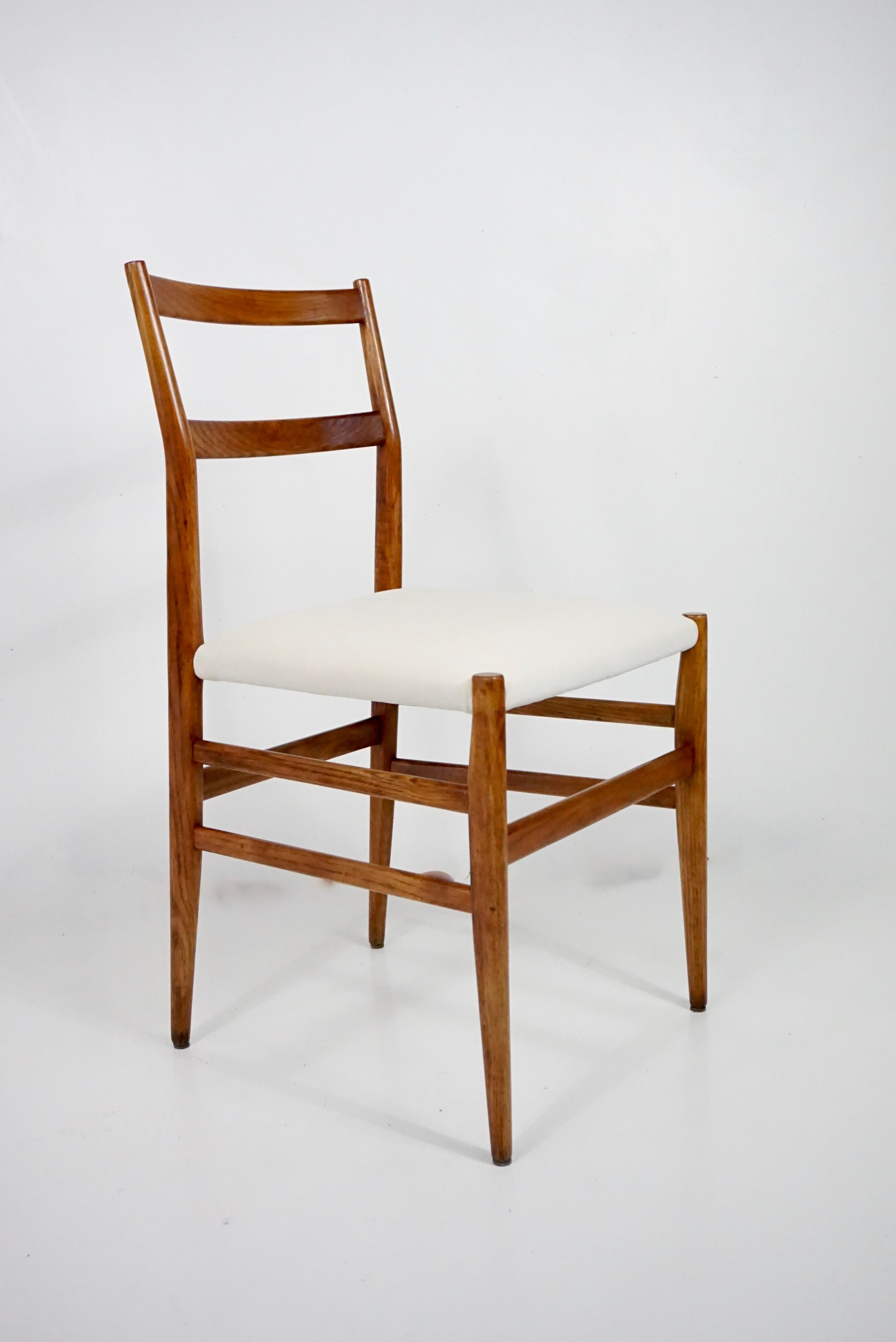 Très rare chaise iconique de Gio Ponti, n. 646 de Cassina
frêne et rembourrage en coton ivoire
ce modèle a été fabriqué par Cassina, Meda, comme une variante de la légendaire chaise 